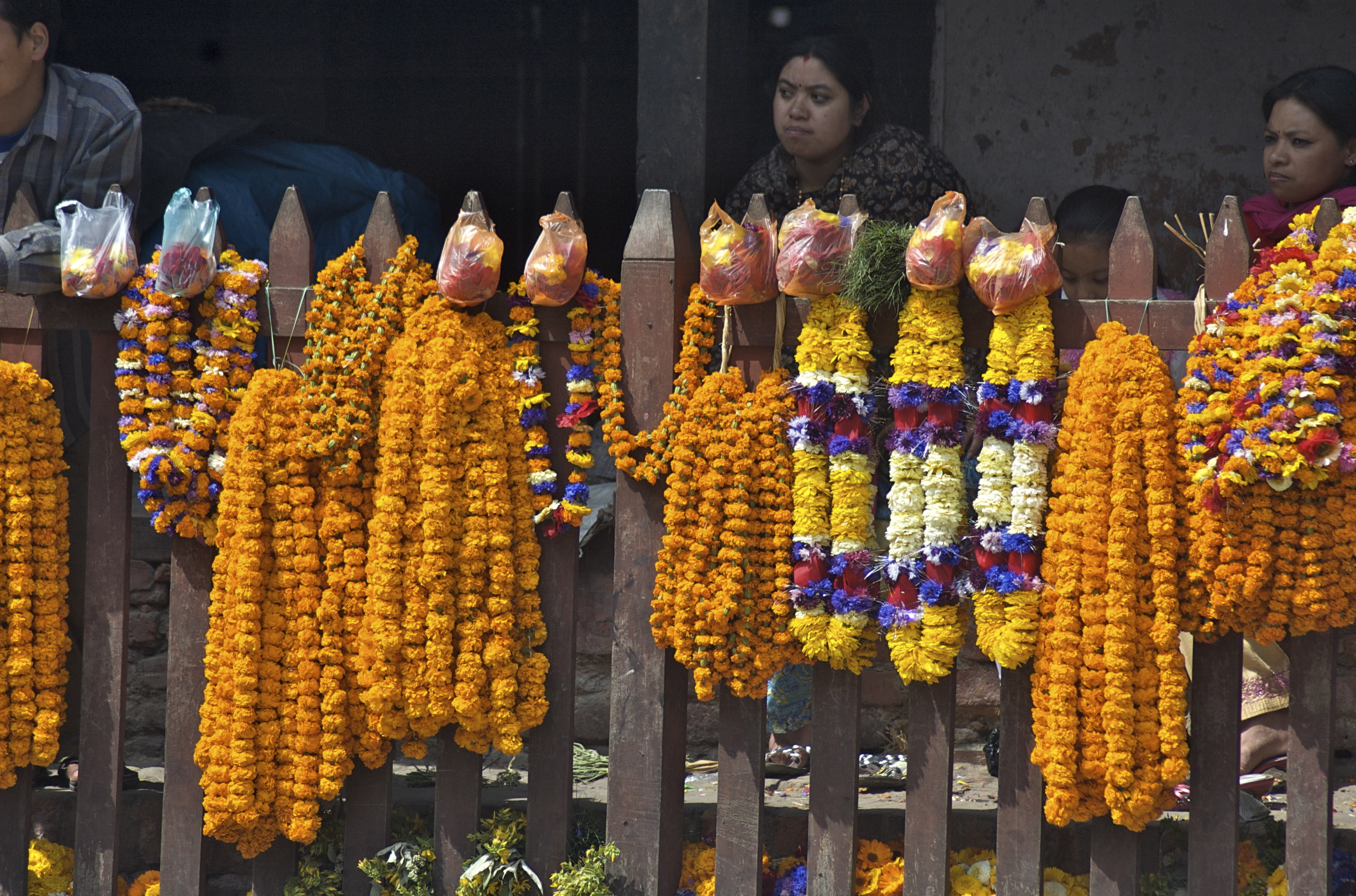 DSC_0788_2 Vendedoras de flores no centro de Katmandu