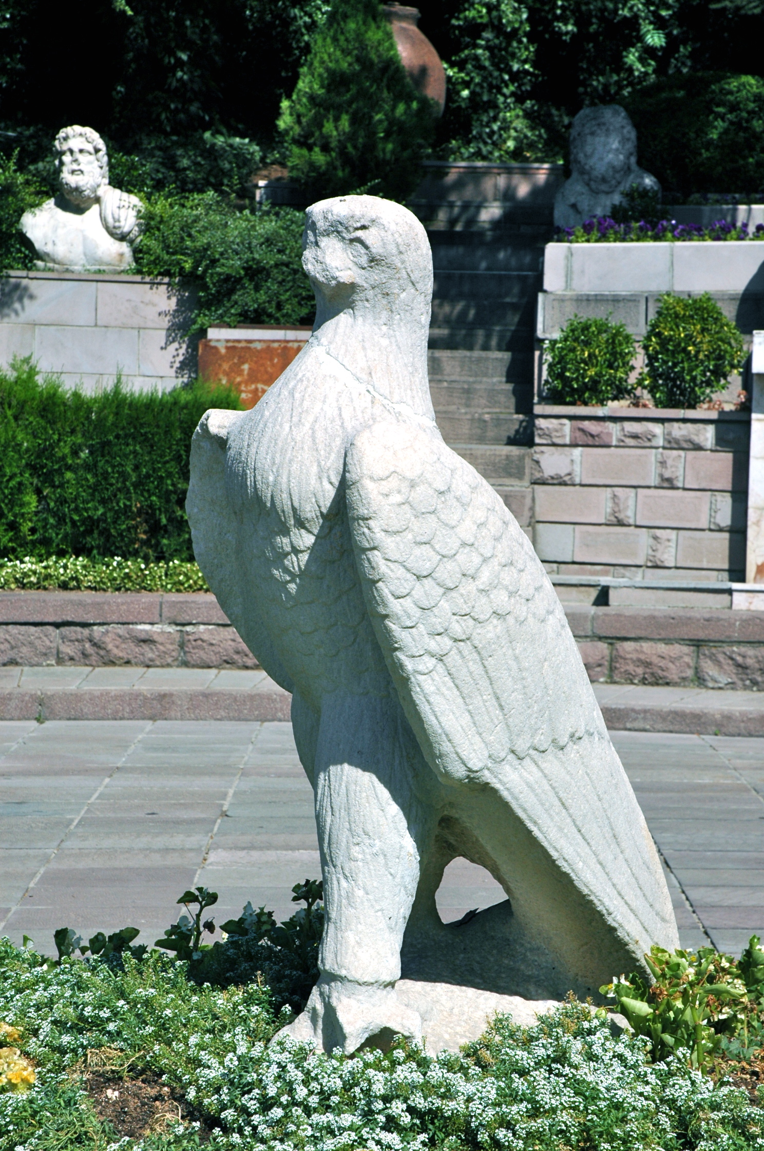 Estátua Hitita na entrada do Museu das Civilizações da Anatólia em Ankara - Joaquim Nery Estátua Hitita na entrada do Museu das Civilizações da Anatólia em Ankara