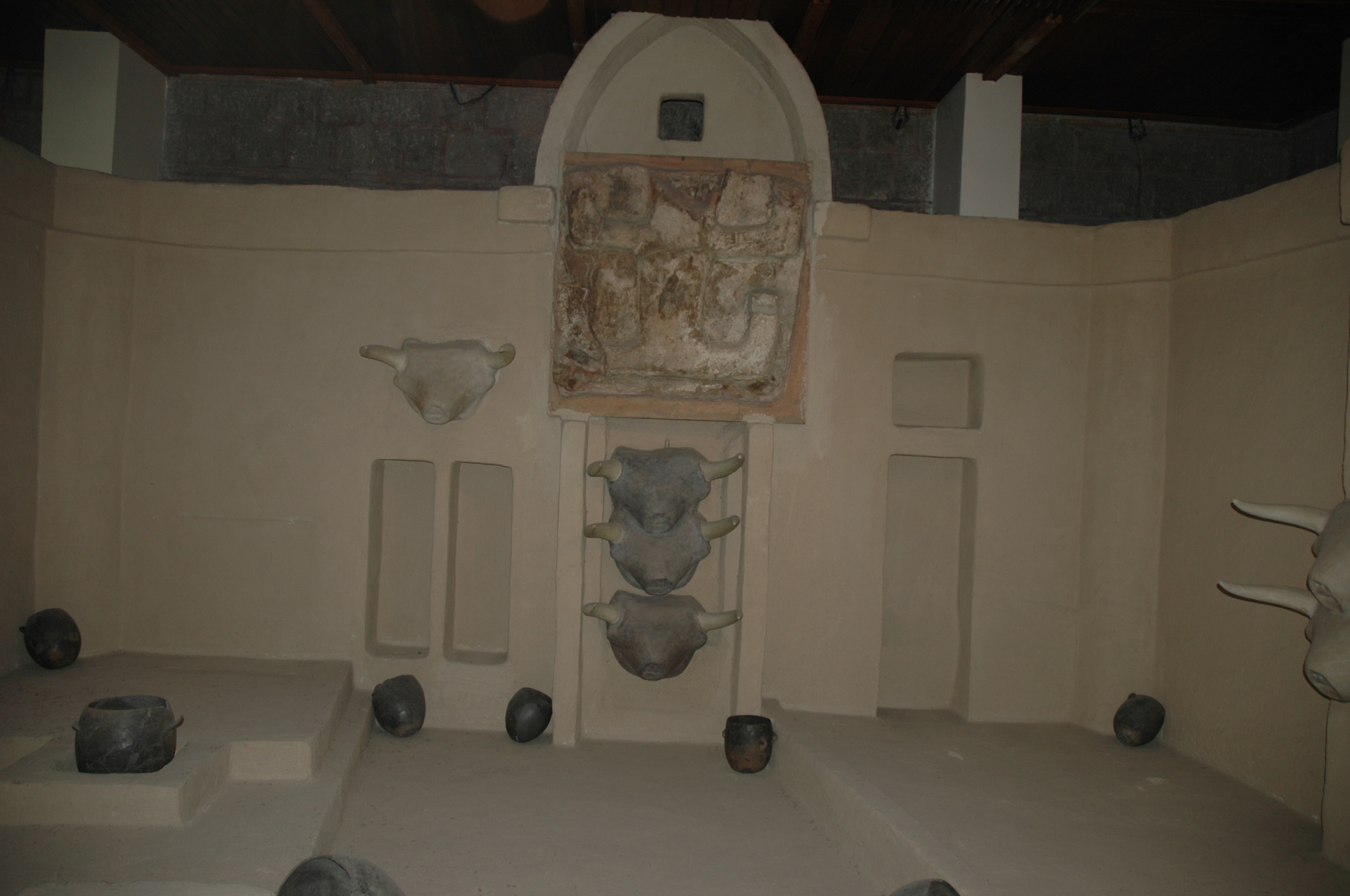 Reconstituição de um cômodo do VI milênio a.c. da cidade de Çatalhöyük, uma das mais antigas do mundo.- Joaquim Nery Reconstituição de um cômodo do VI milênio a.c. da cidade de Çatalhöyük, uma das mais antigas do mundo.