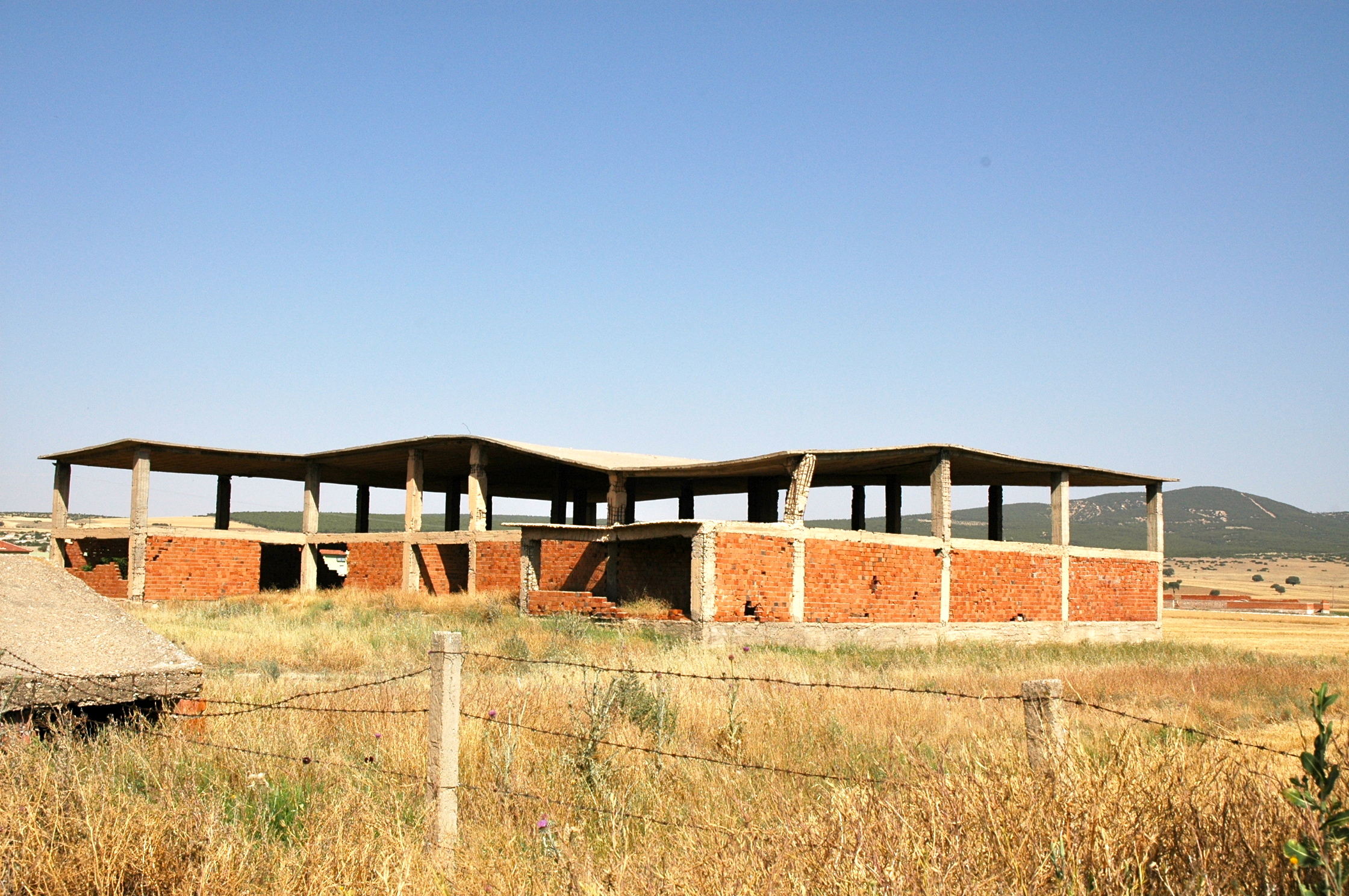 Construção afetada por terremoto no interior da Turquia - Joaquim Nery Construção afetada por terremoto no interior da Turquia