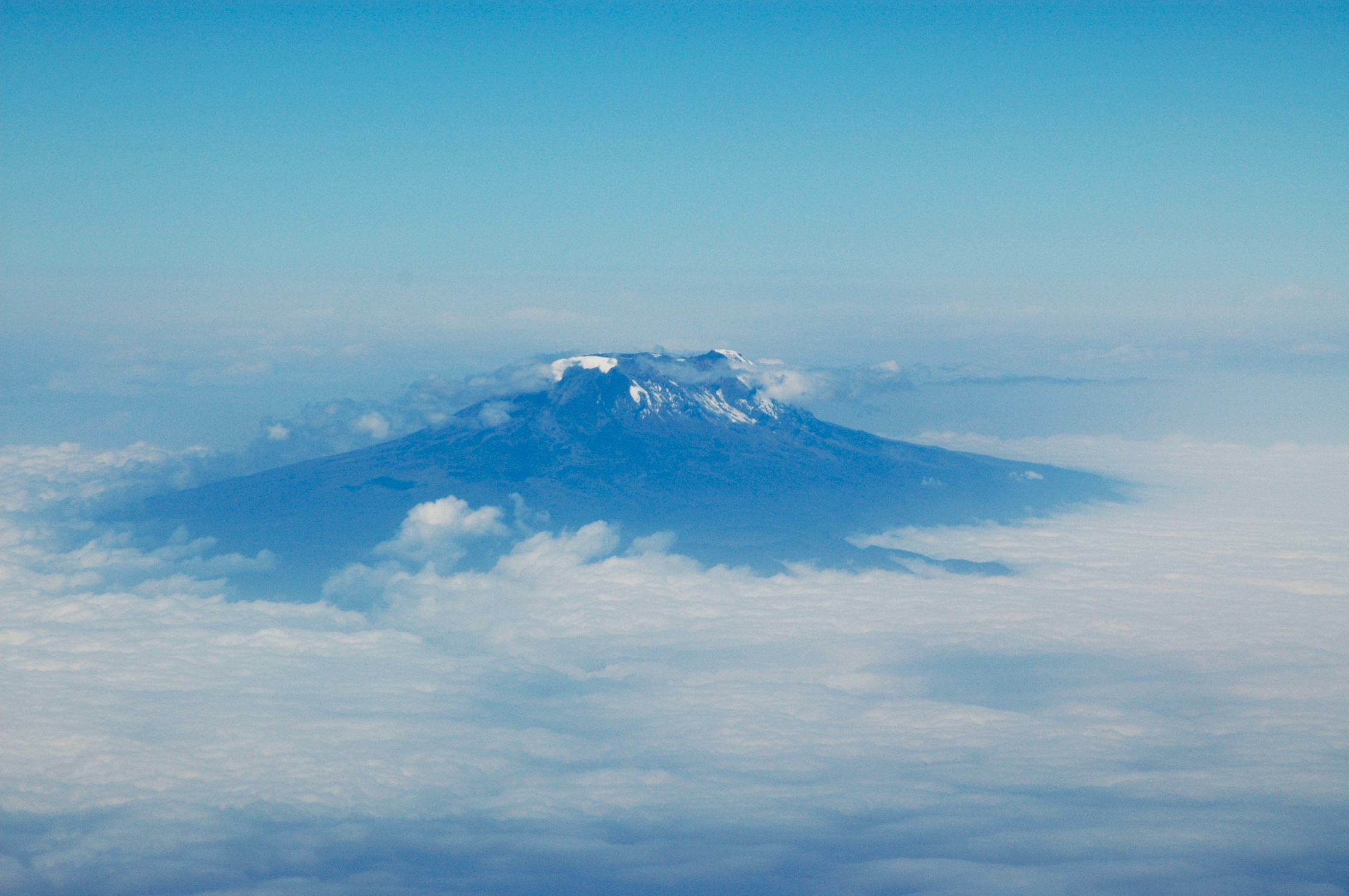 O vulcão Kilimanjaro surge sobre as nuvens. - Joaquim Nery O vulcão Kilimanjaro surge sobre as nuvens.