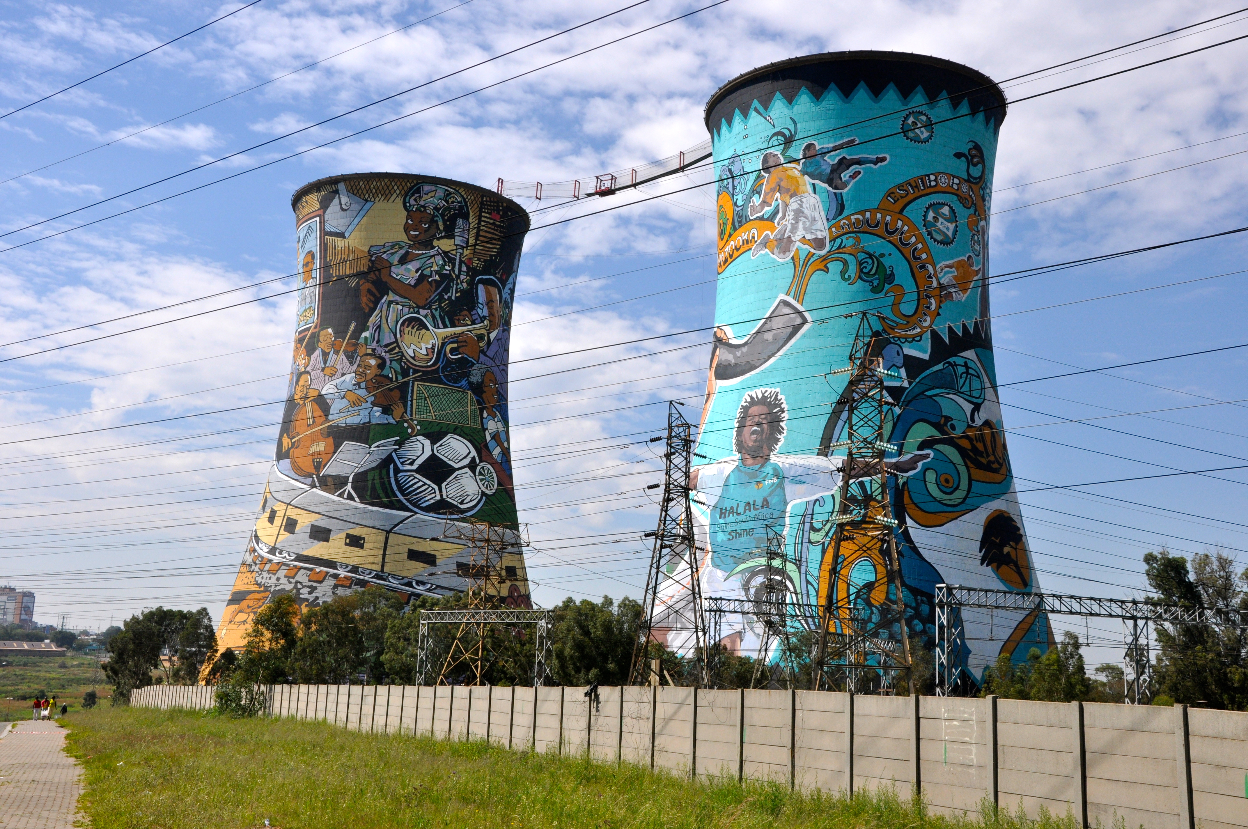 As chaminés abandonadas de uma usina nuclear - um símbolo do Soweto - Joaquim Nery As chaminés abandonadas de uma usina nuclear - um símbolo do Soweto