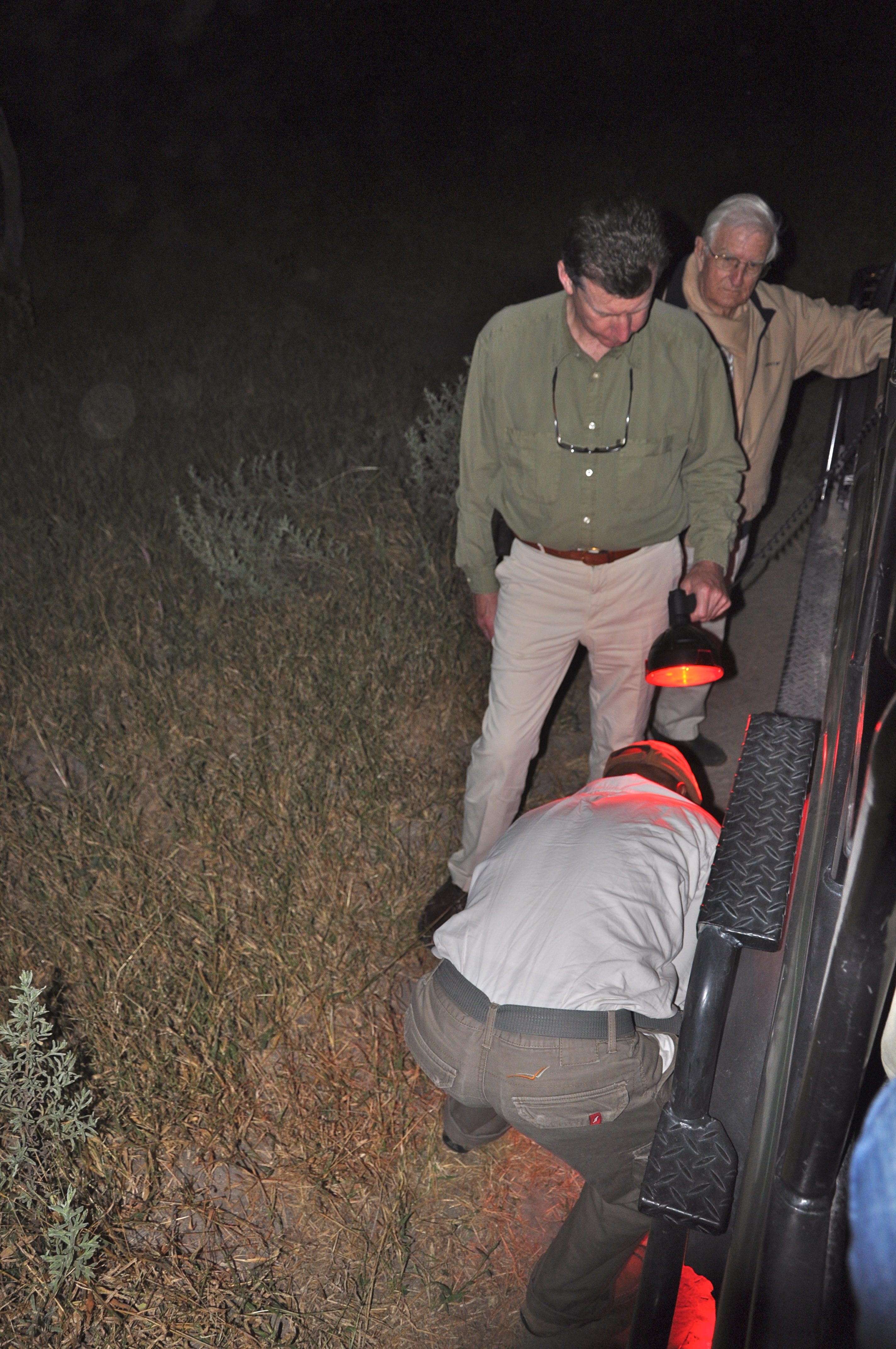 Trocando o pneu no final do safari - Joaquim Nery Trocando o pneu no final do safari