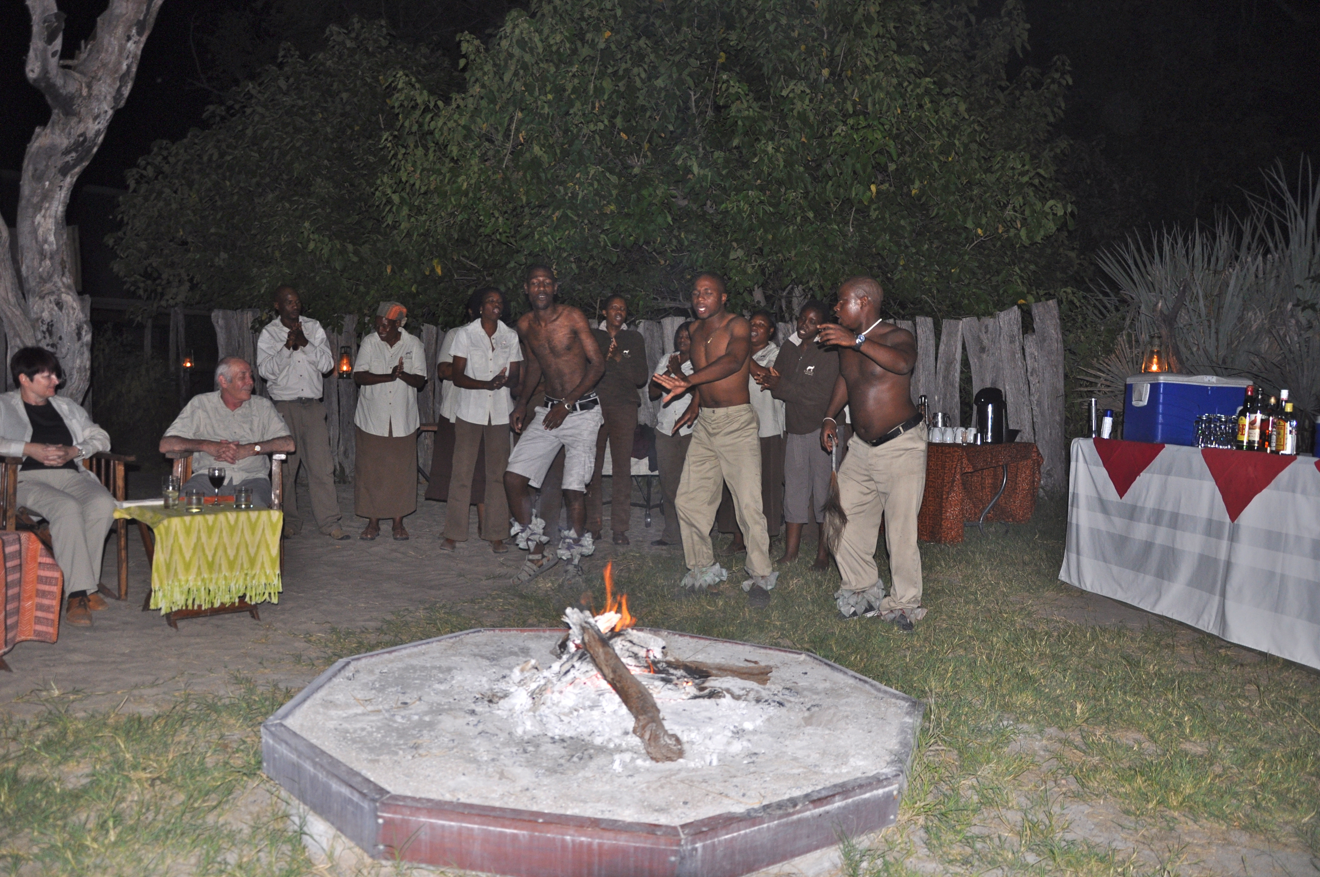 Jantar na beira da fogueira no Acampamento Chitabe Lediba - Joaquim Nery Jantar na beira da fogueira no Acampamento Chitabe Lediba
