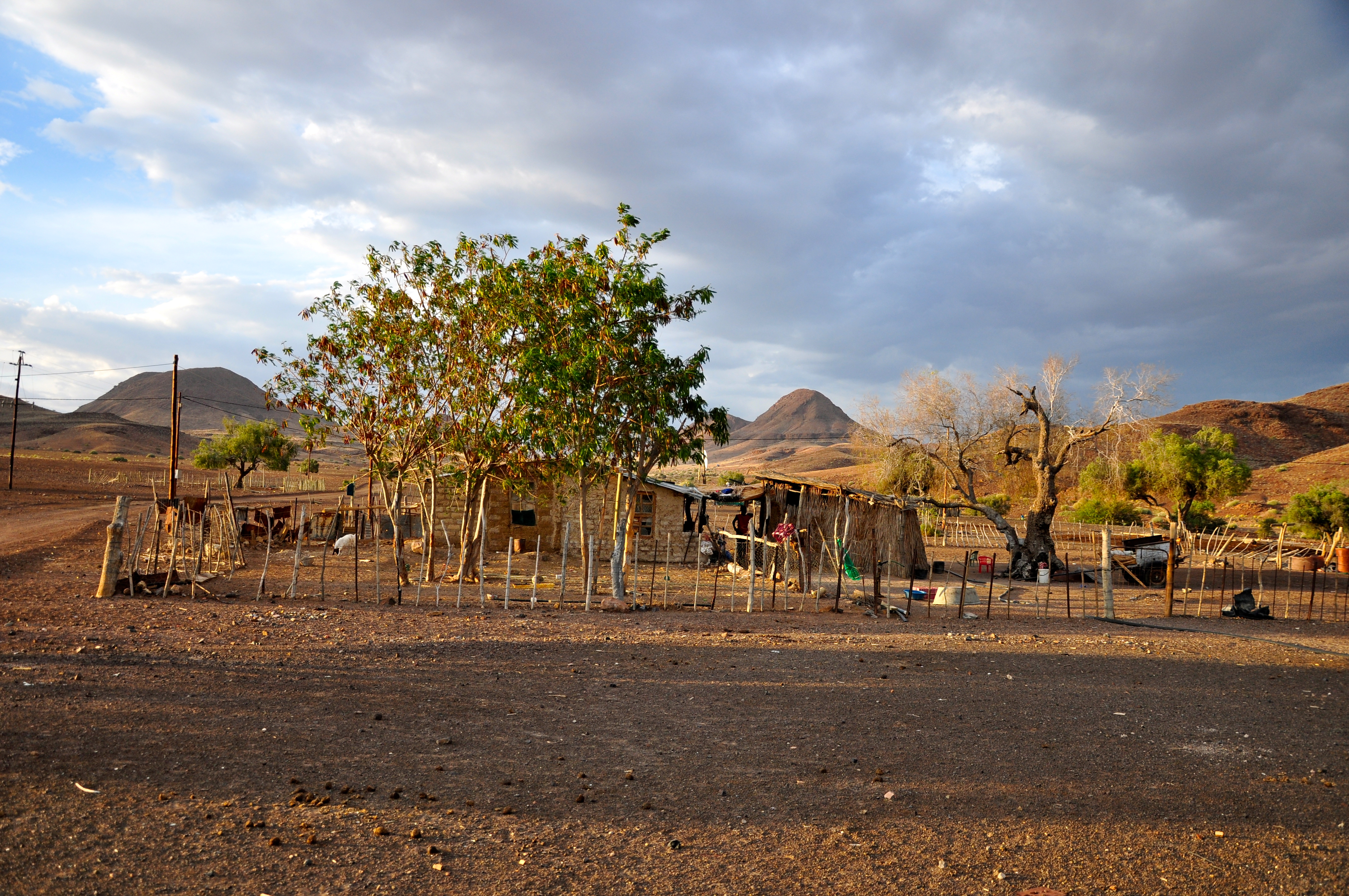De todos os acampamentos que fomos, o Damaraland foi o único que tinha uma comunidade local. - Joaquim Nery De todos os acampamentos que fomos, o Damaraland foi o único que tinha uma comunidade local.