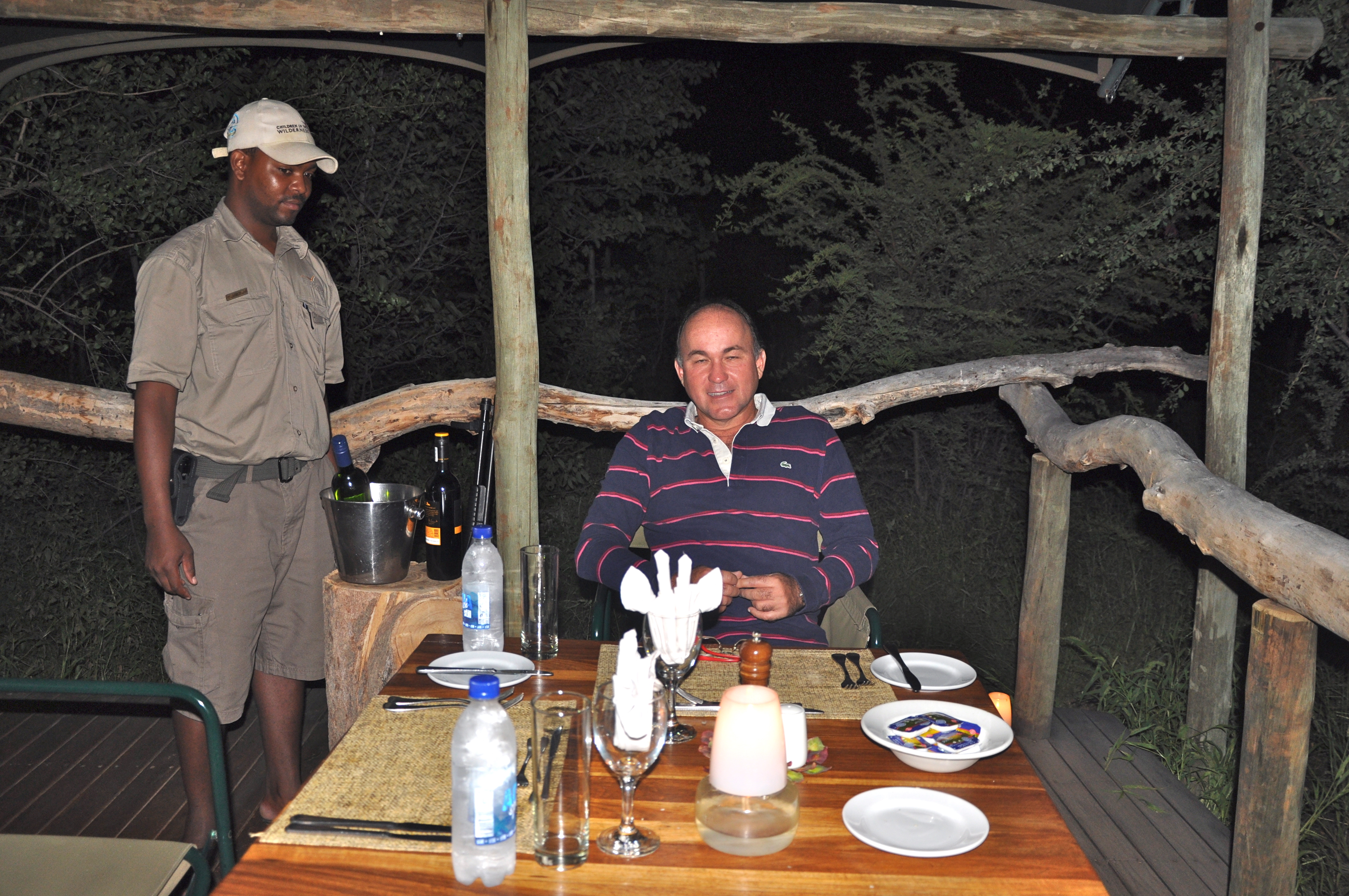 O garçon, o rifle e o jantar à luz de vela. - Joaquim Nery O garçon, o rifle e o jantar à luz de vela.