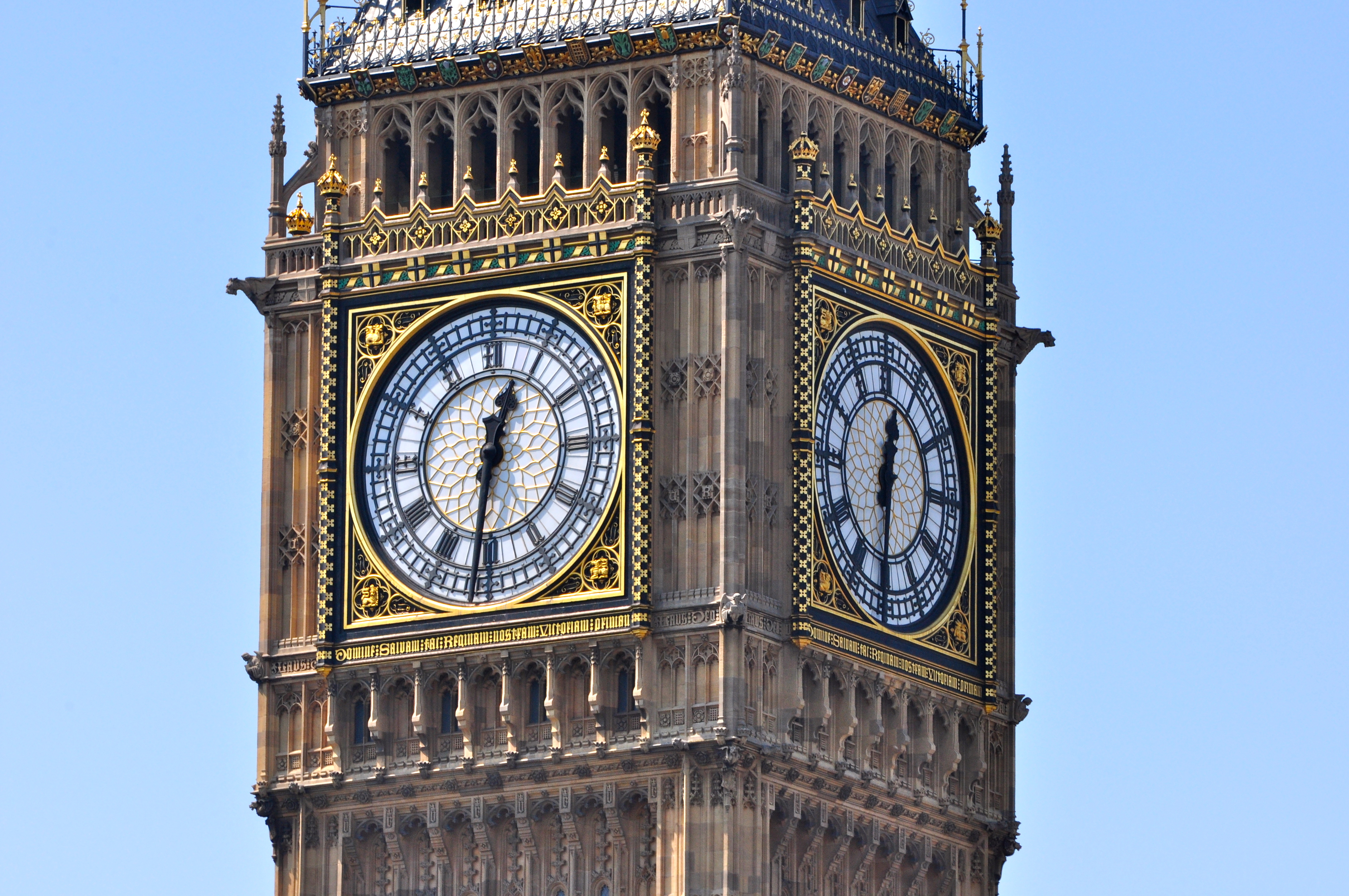 Big Ben é o nome do sino e não do relógio. - Joaquim Nery Big Ben é o nome do sino e não do relógio.