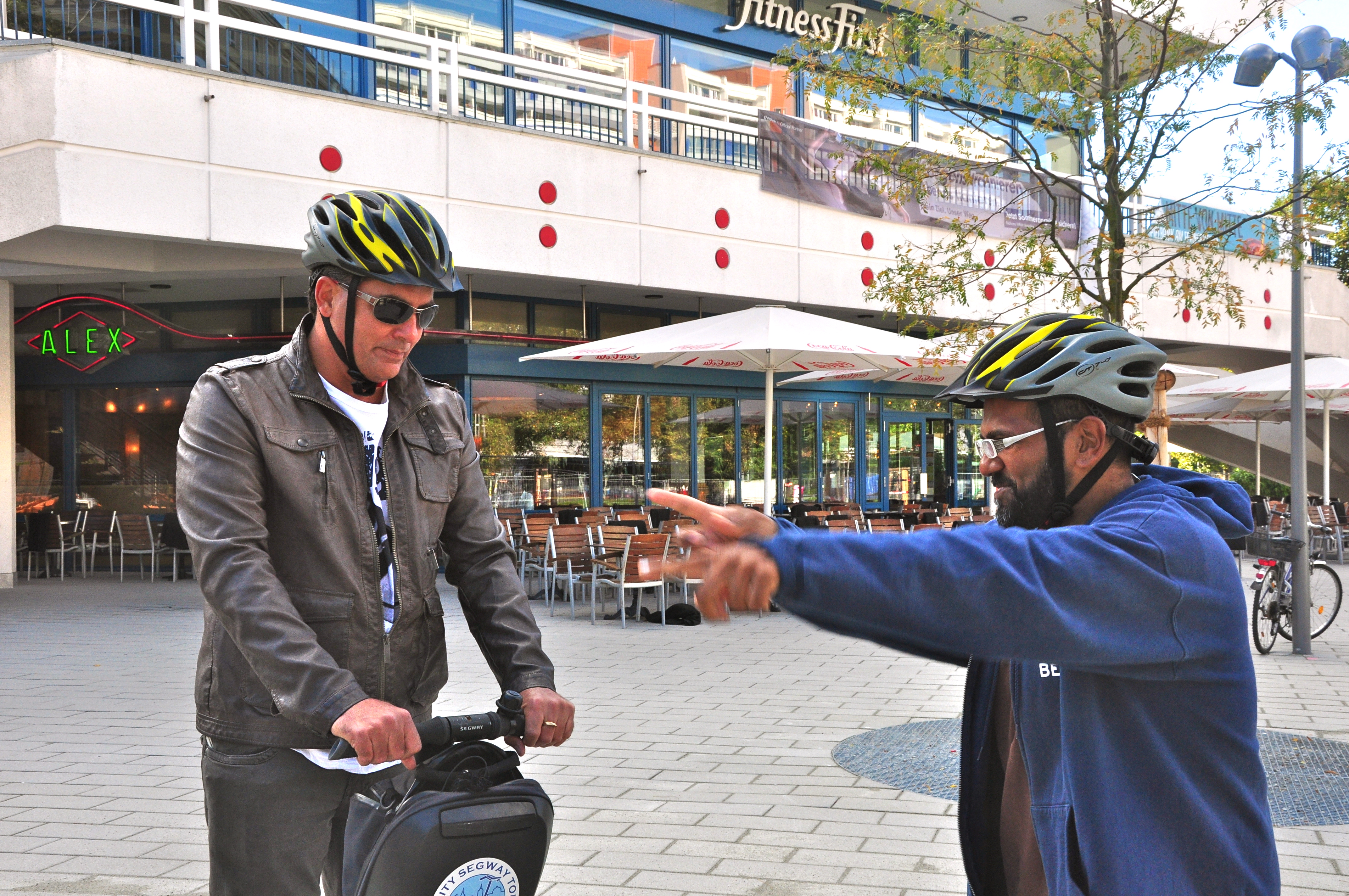 Dr. Alberto recebendo as primeiras orientações sobre o Segway - Joaquim Nery Dr. Alberto recebendo as primeiras orientações sobre o Segway