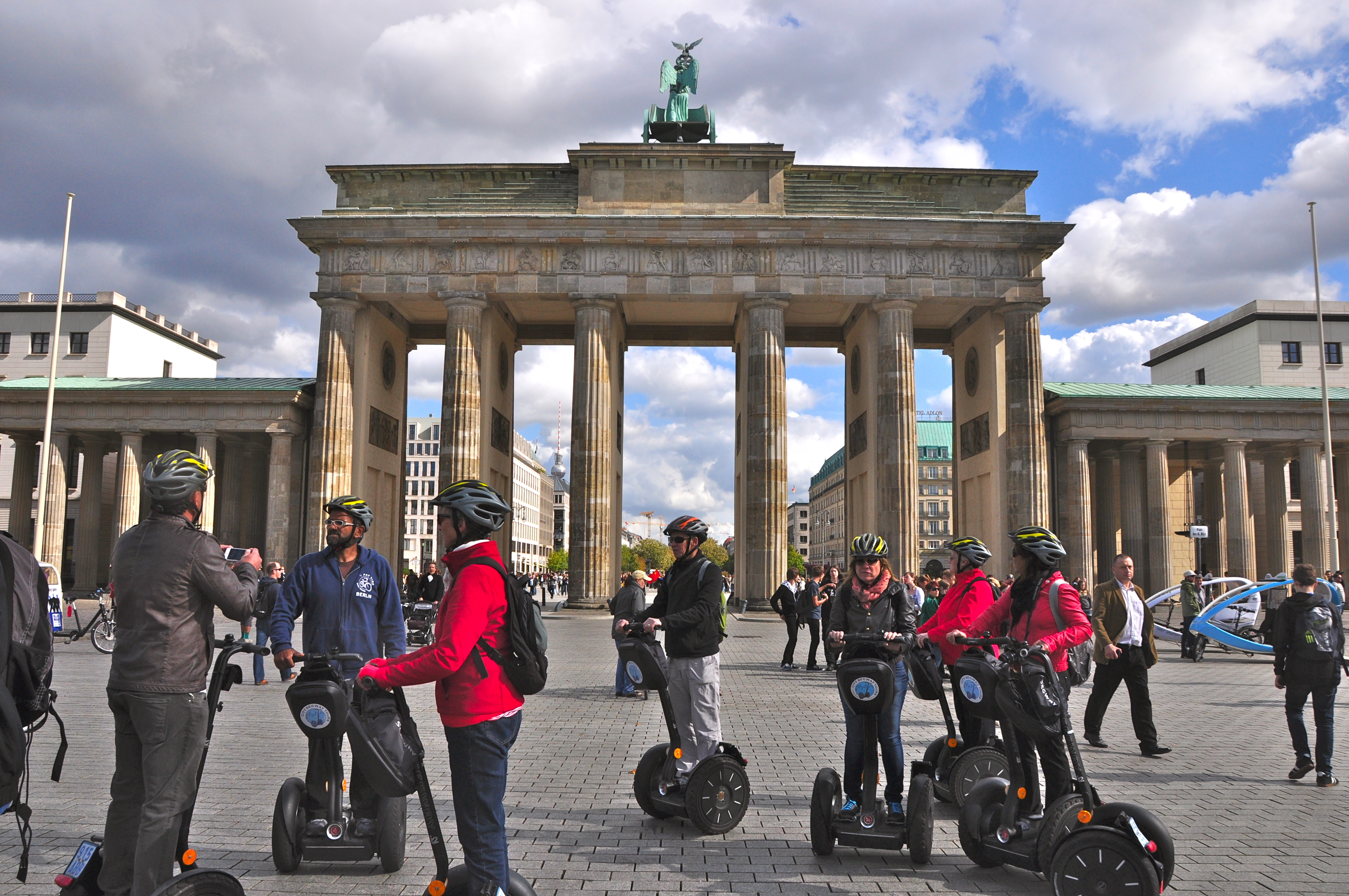 O grupo do Segway atrás do Portão de Brandemburgo - Joaquim Nery O grupo do Segway atrás do Portão de Brandemburgo