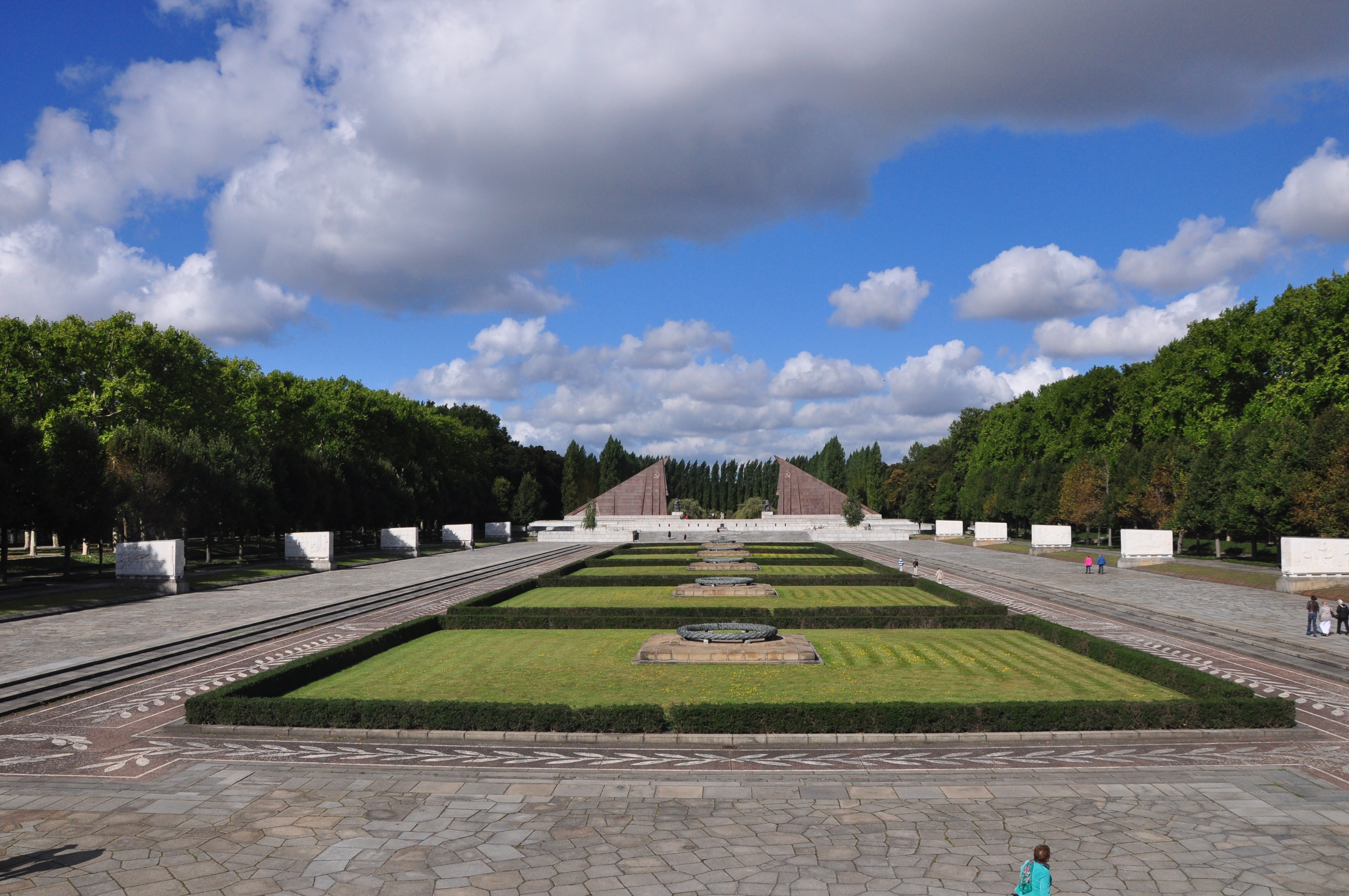 O Memorial Soviético do Treptower Park - Joaquim Nery O Memorial Soviético do Treptower Park