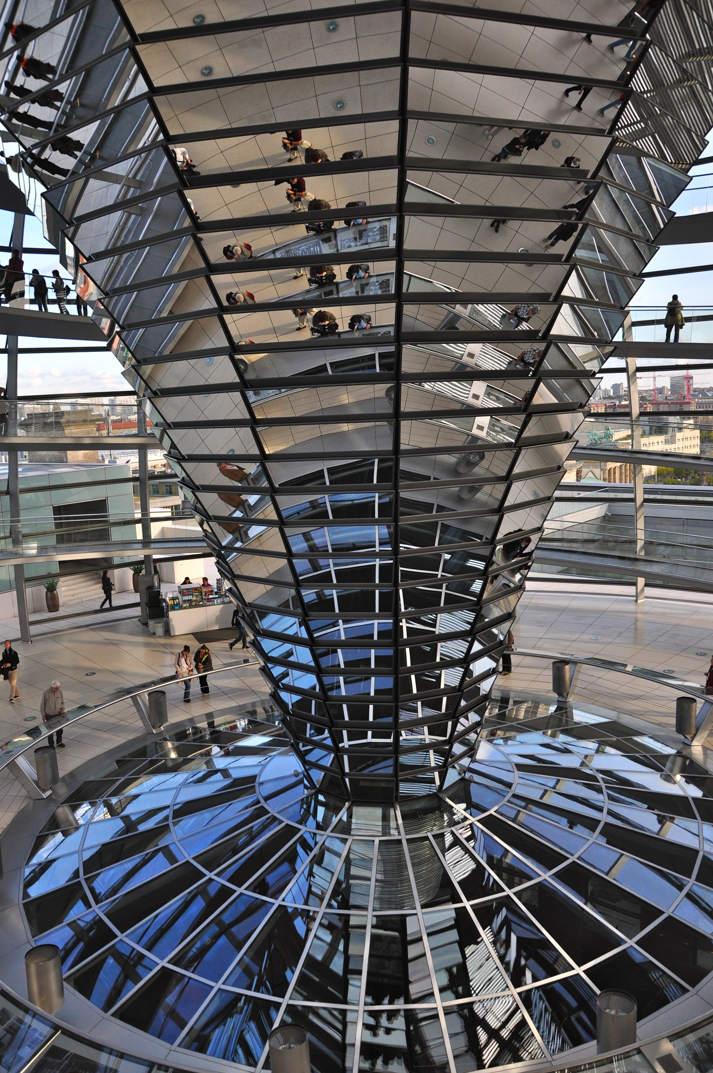 A torre de espelhos do Reichstag. - Joaquim Nery A torre de espelhos do Reichstag.