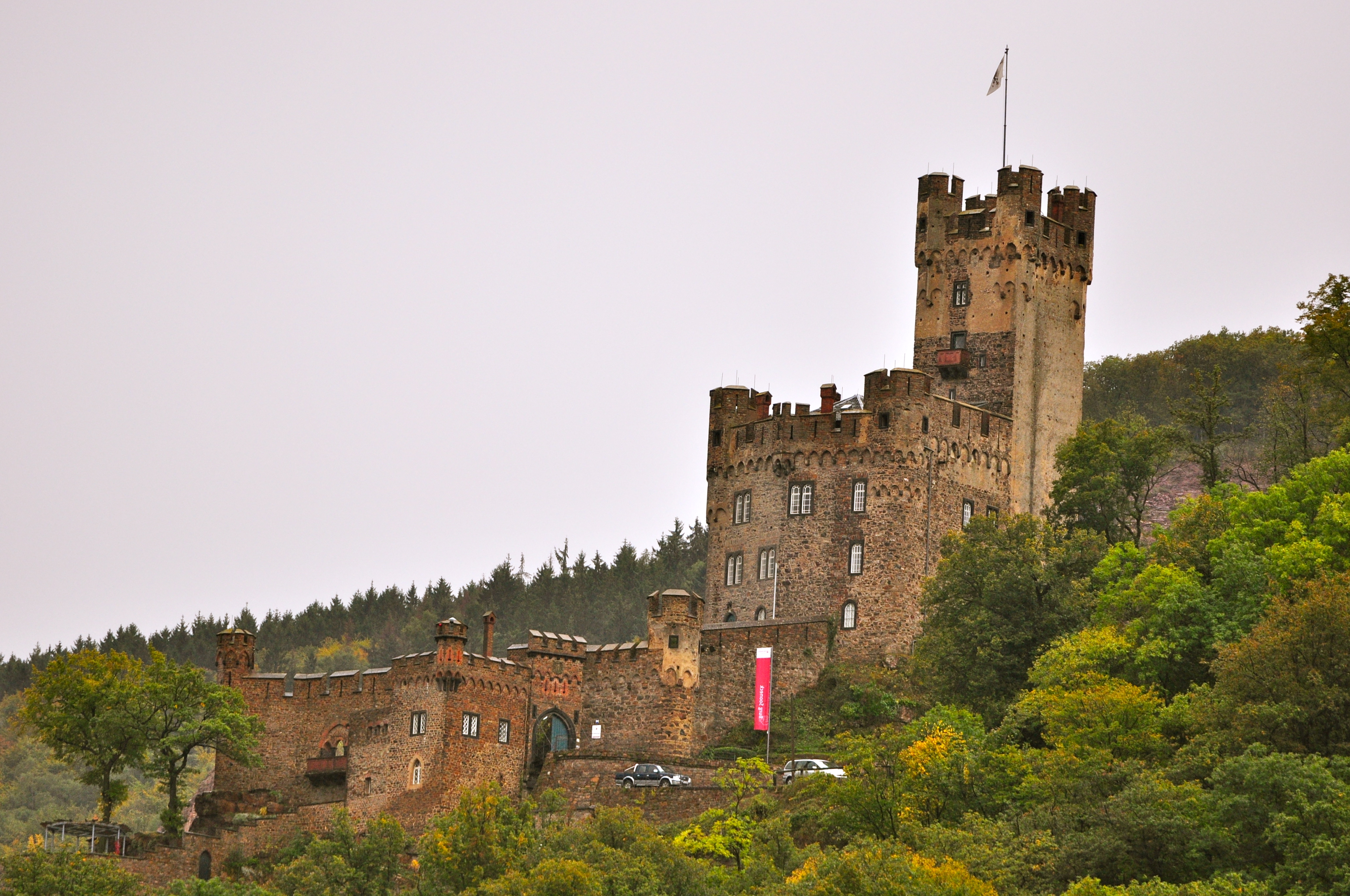 Castelo nas margens do Reno.