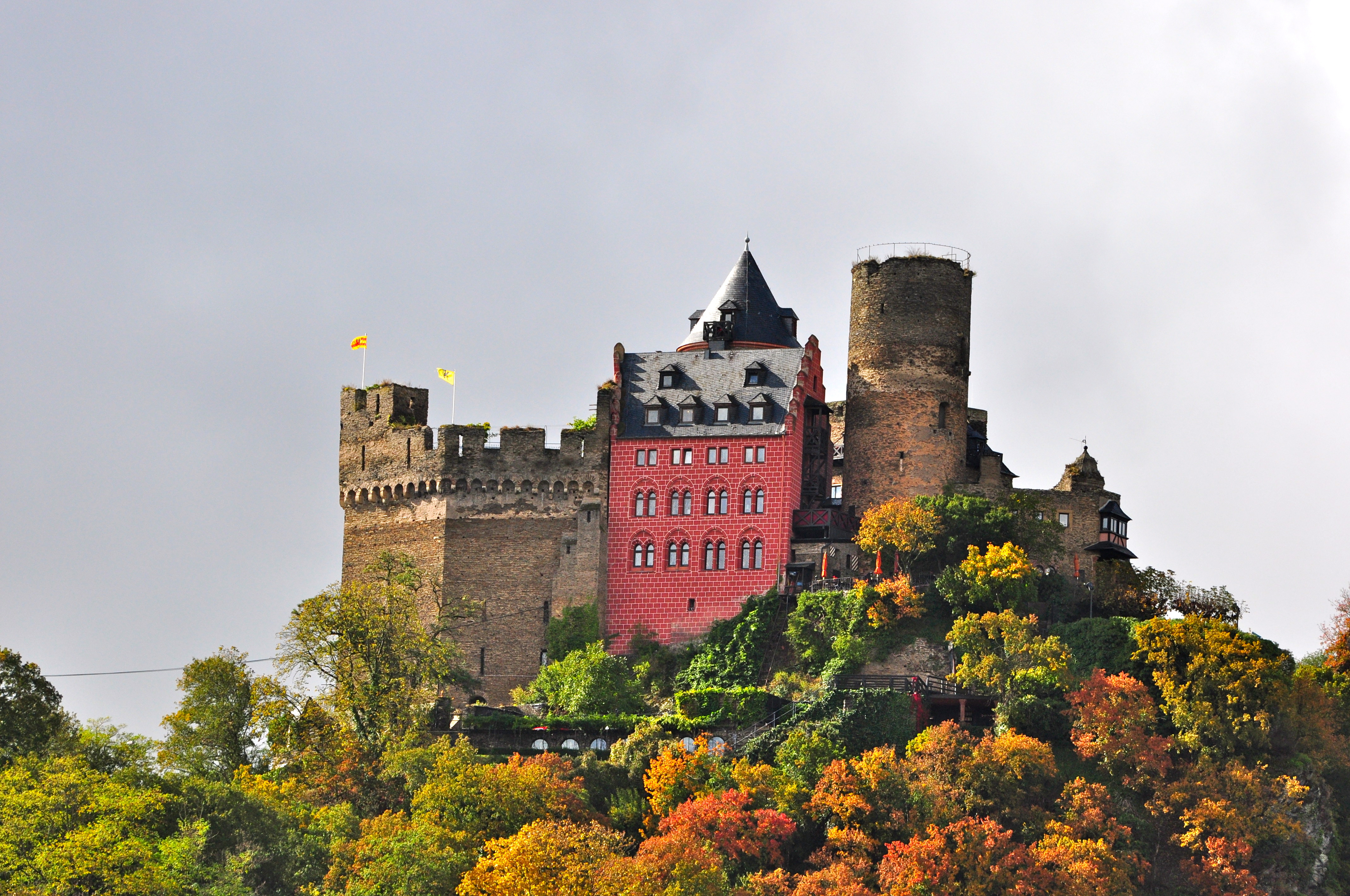 Castelo nas margens do Reno