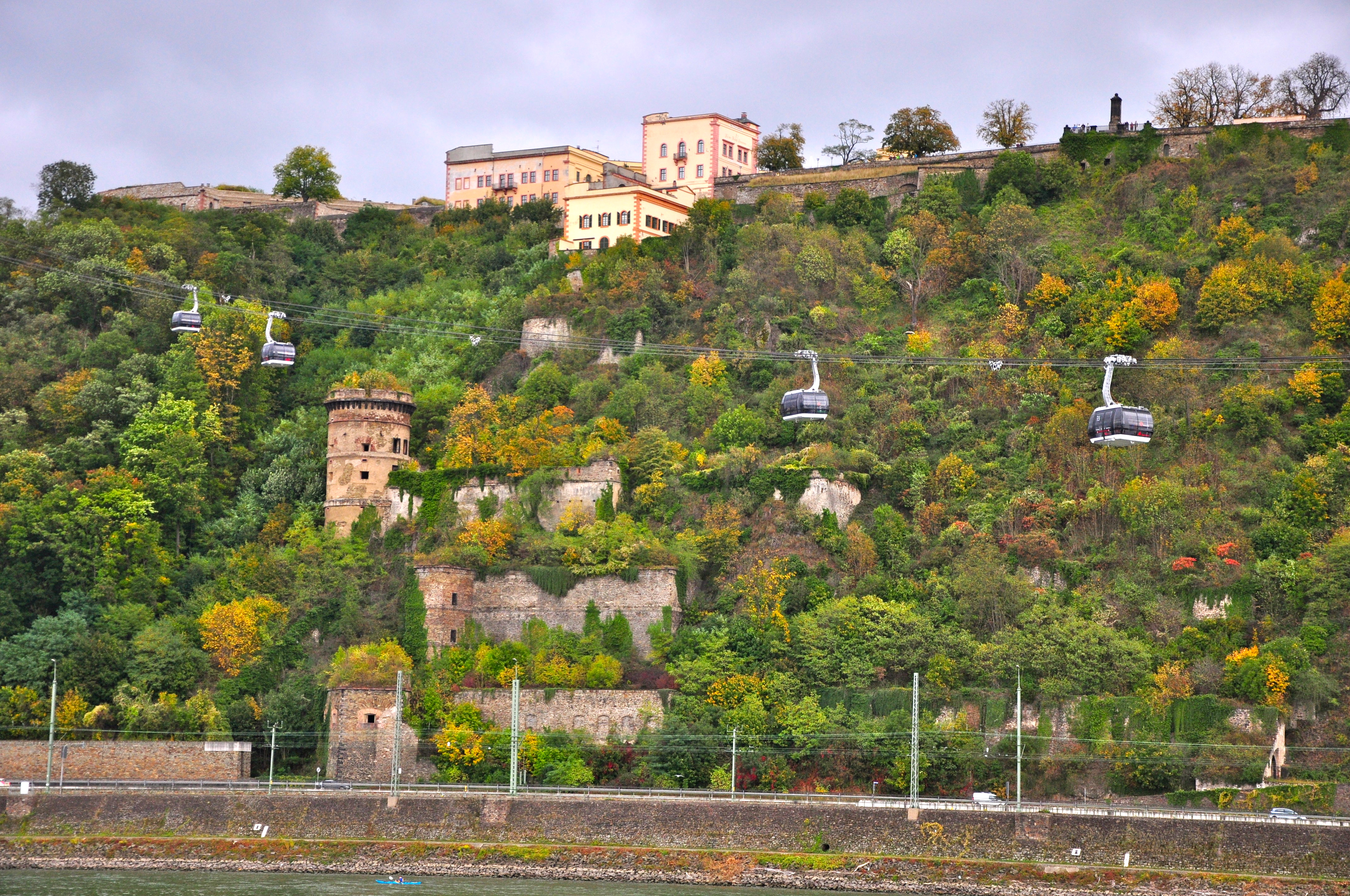 O teleférico que dá acesso A Fortaleza Ehrenbreistein