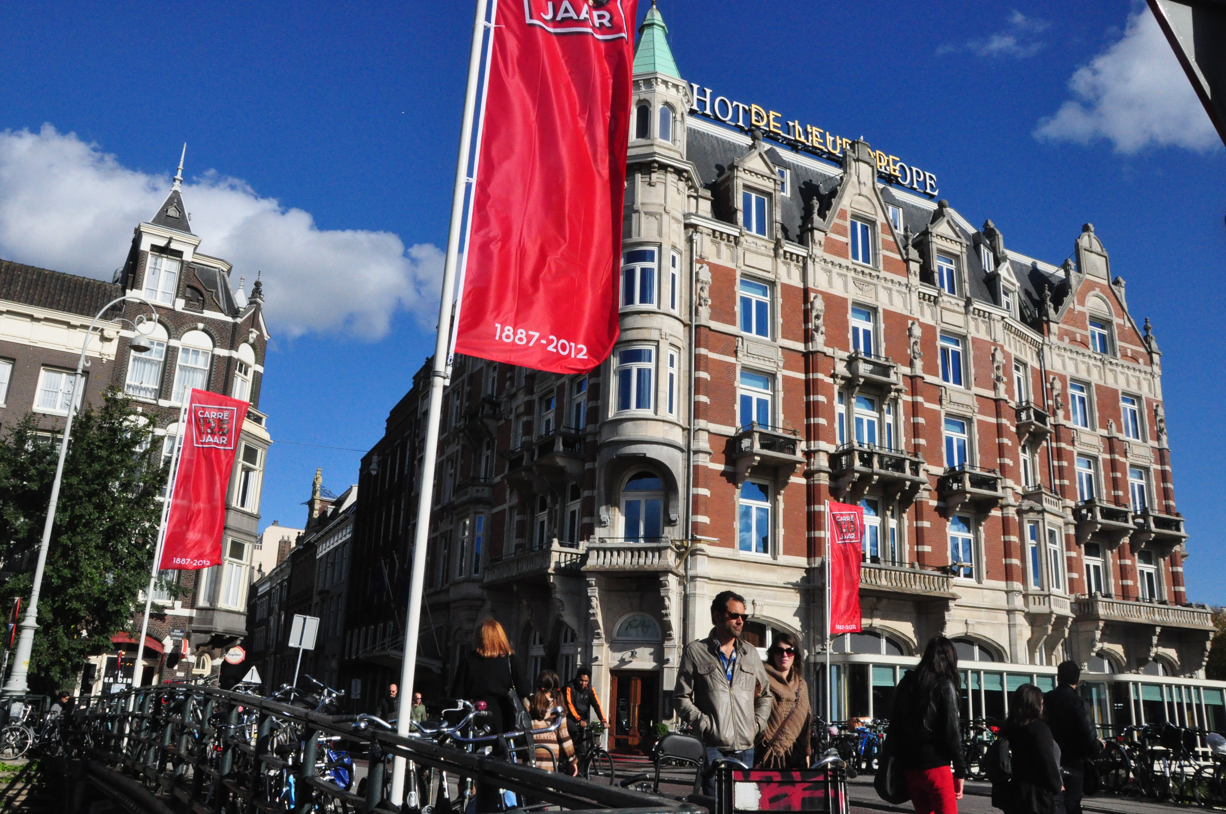 O Hotel L'Europe na beira de um dos canais de Amsterdam
