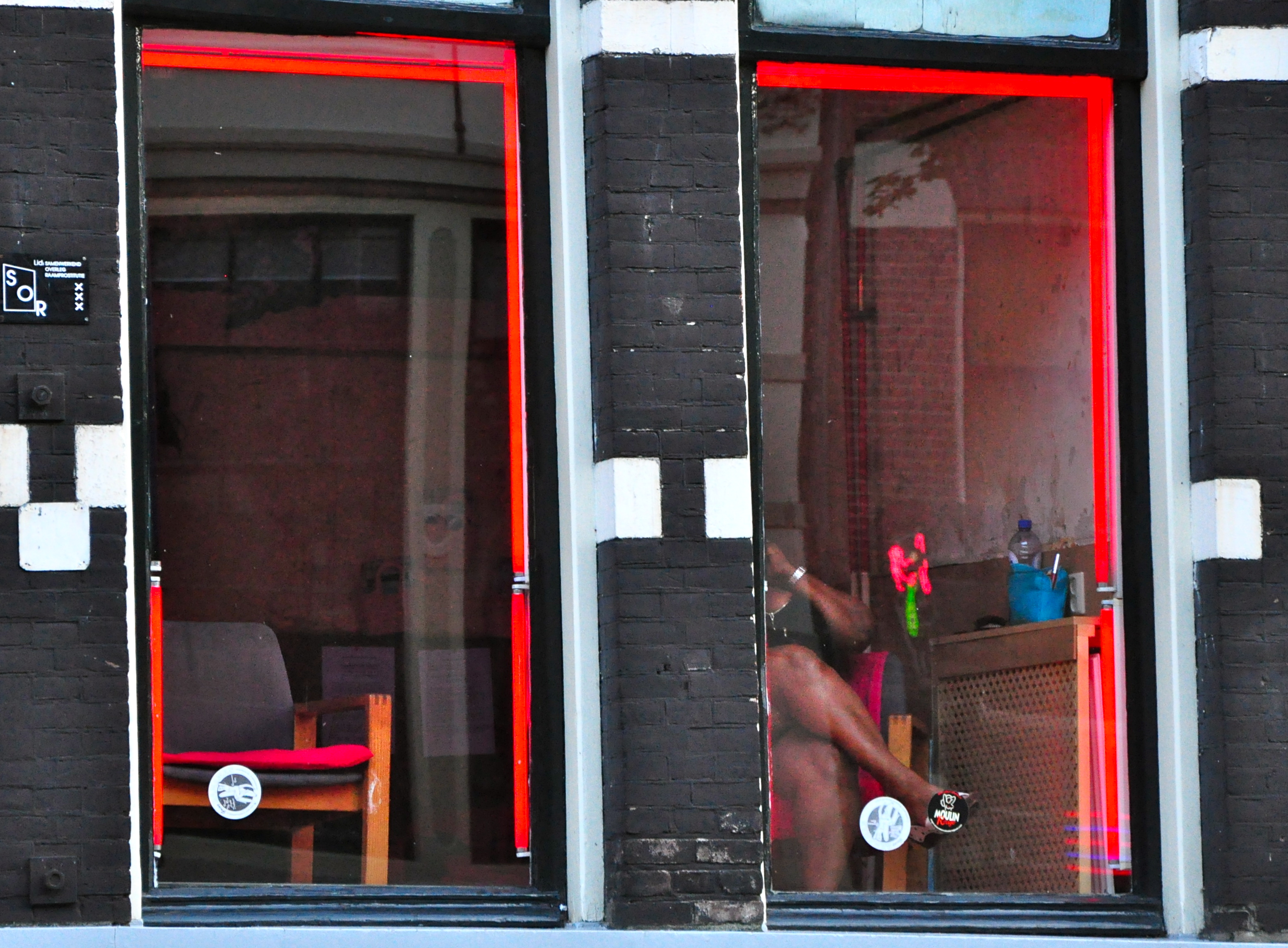 Vitrines com mulheres expostas na Red Light District. Vitrines com mulheres expostas na Red Light District.