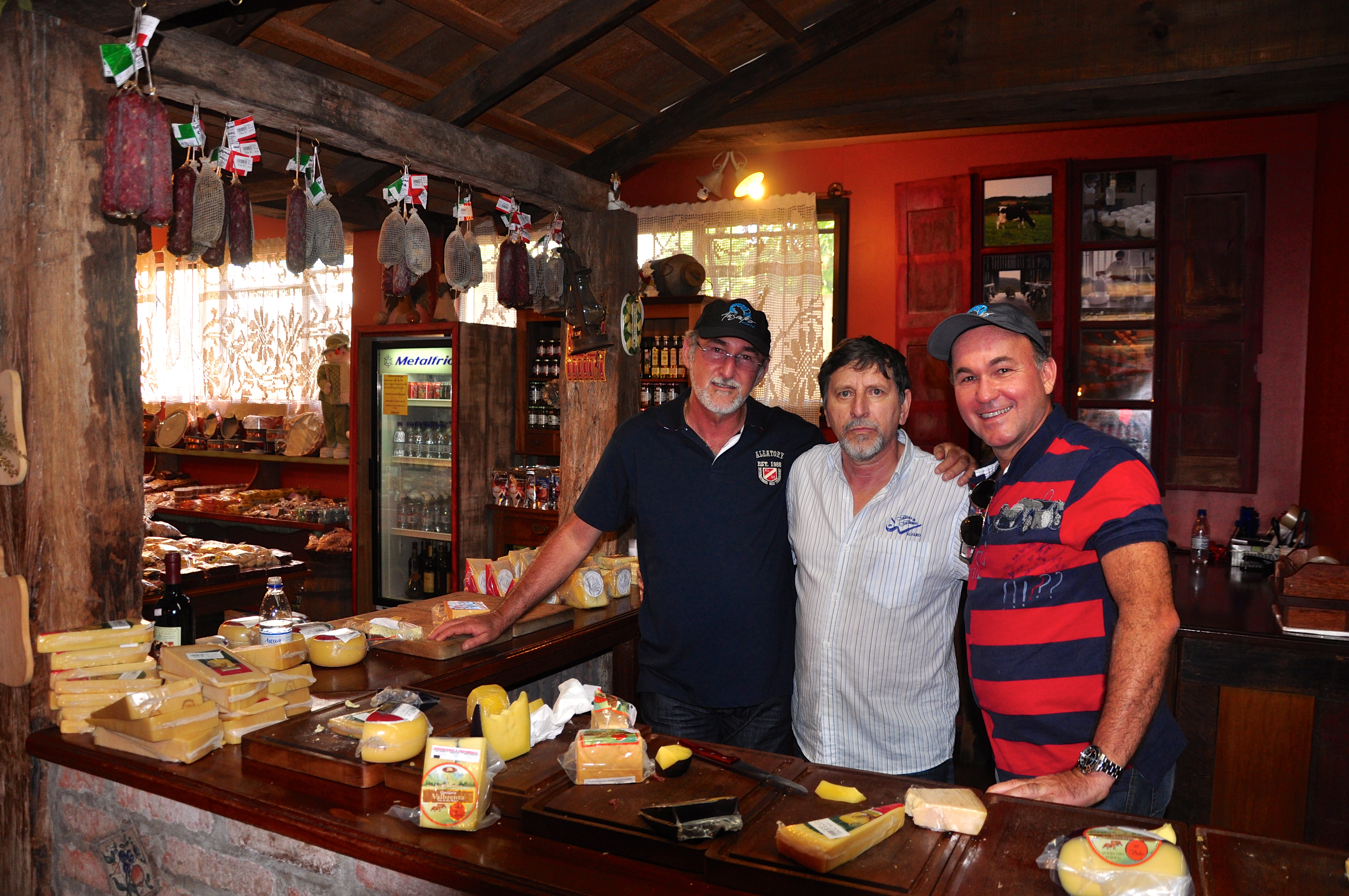 Degustando queijos e salames na Fetina de Formaio.