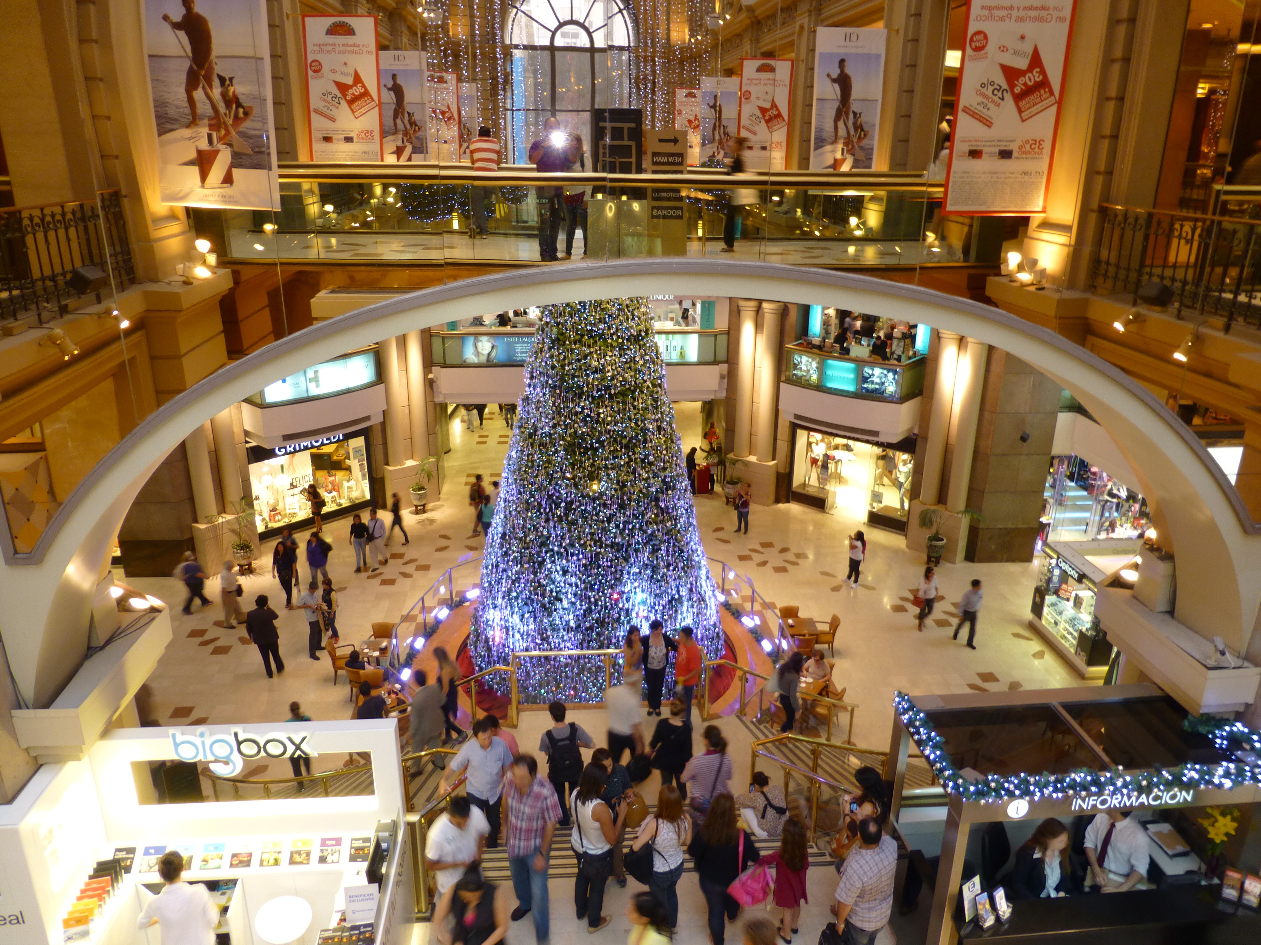 Praça principal da Galeria Pacífico