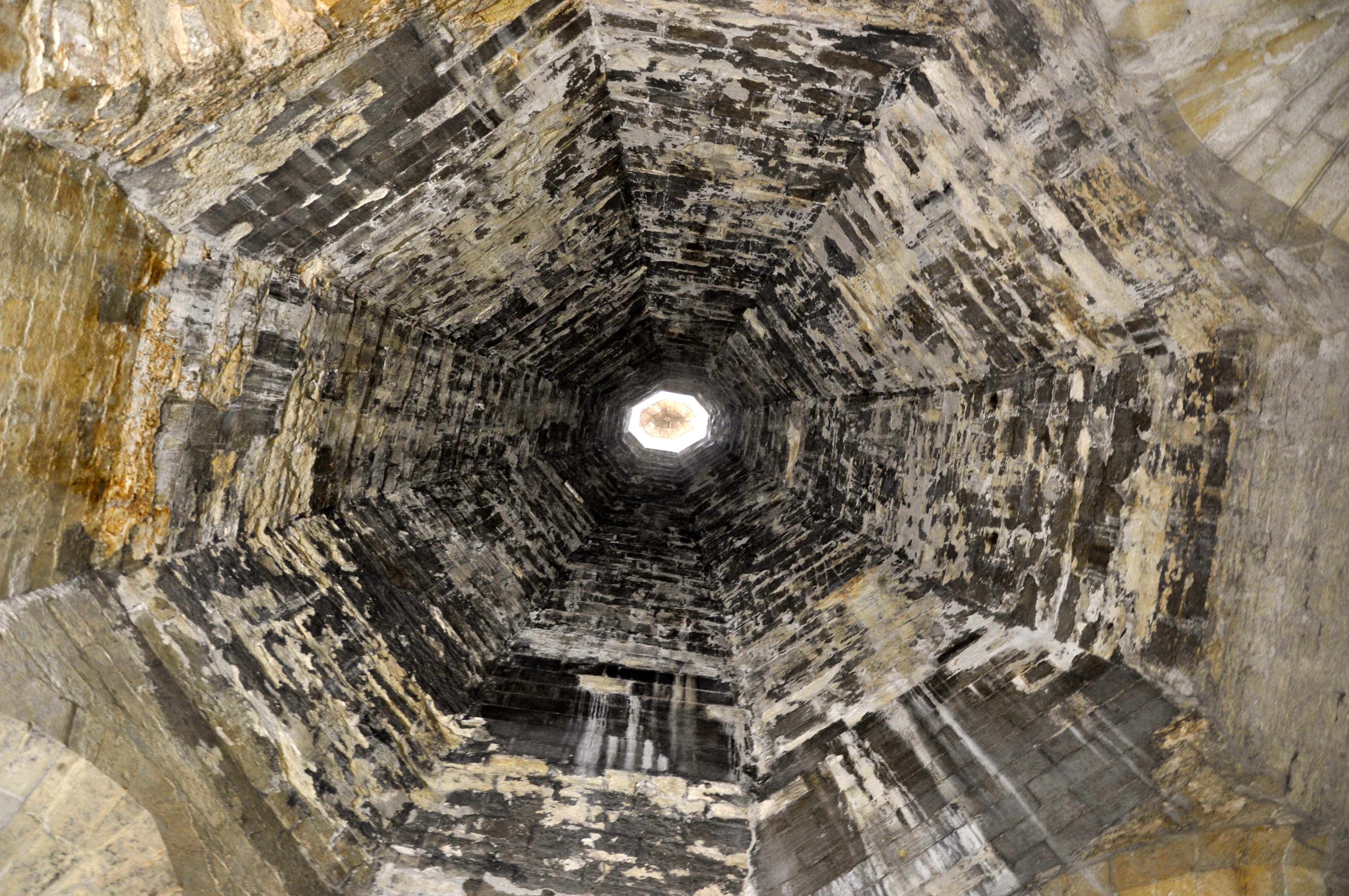 A imensa chaminé da gigantesca cozinha do Palácio dos Papas.