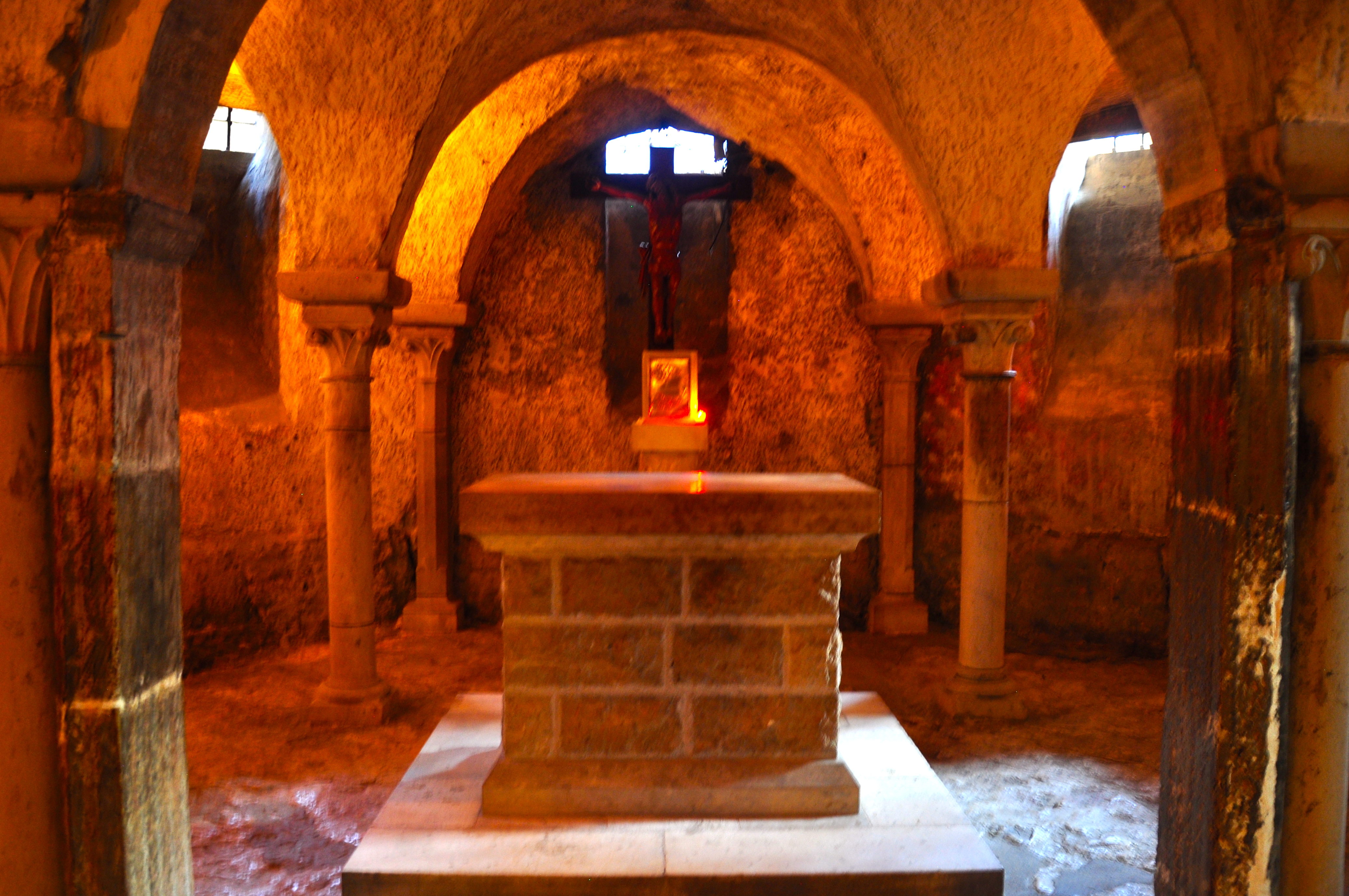 A cripta onde ficavam as relíquias de Santa Madalena