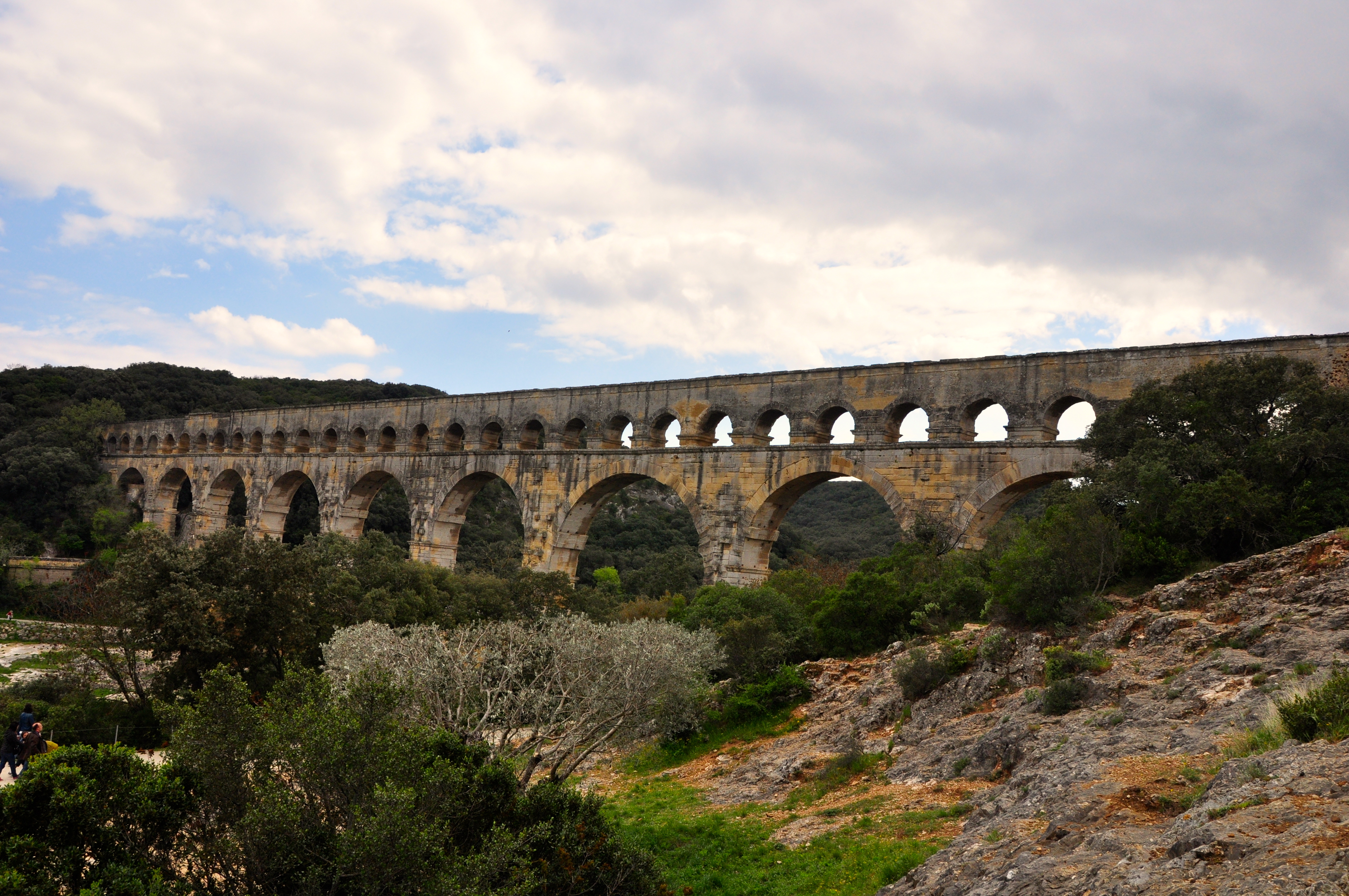 A ponte sobre o Rio Gard possui 465 metros de comprimento.