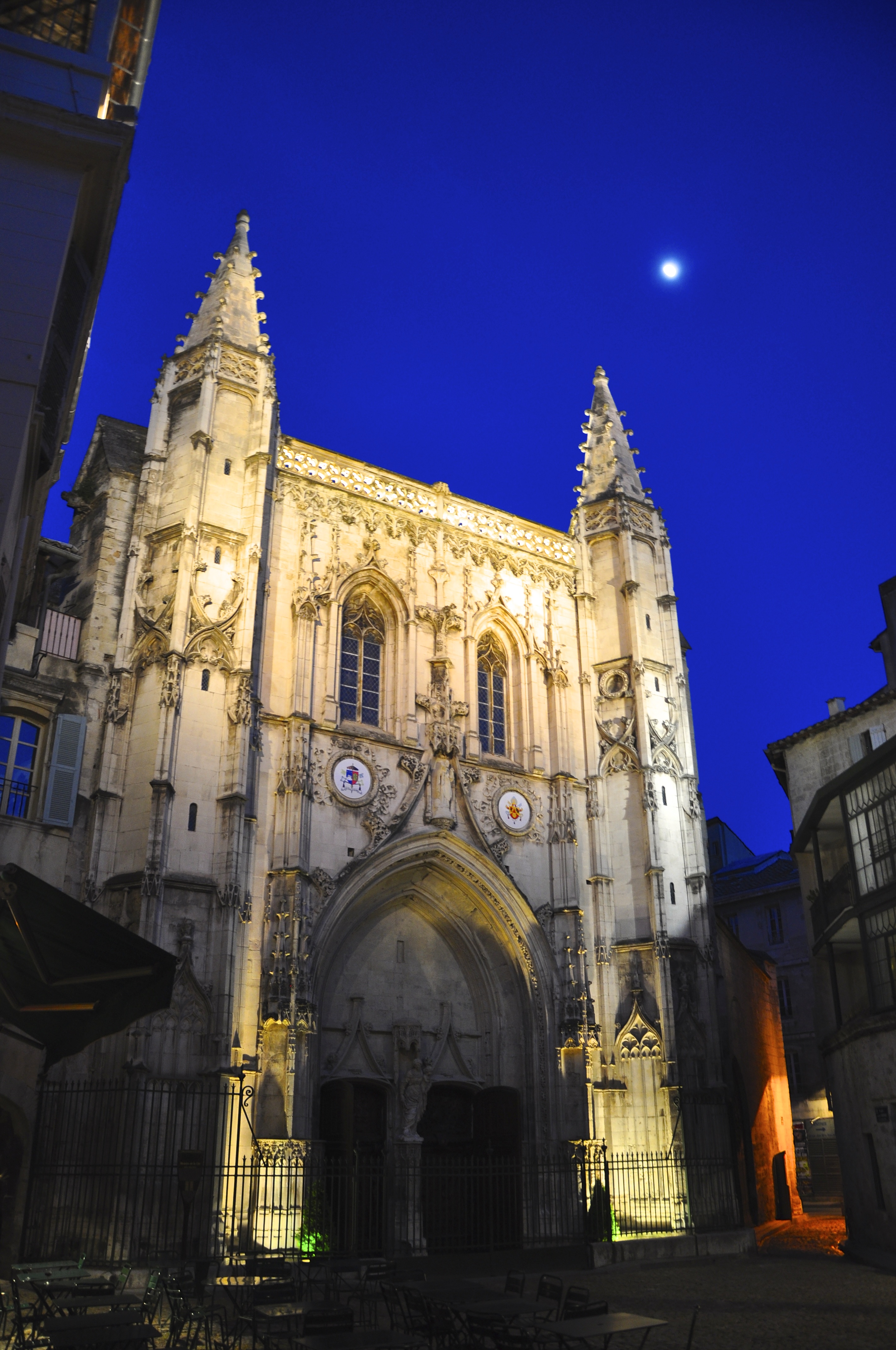 A ponte sobre o Rio Gard possui 465 metros de comprimento.
