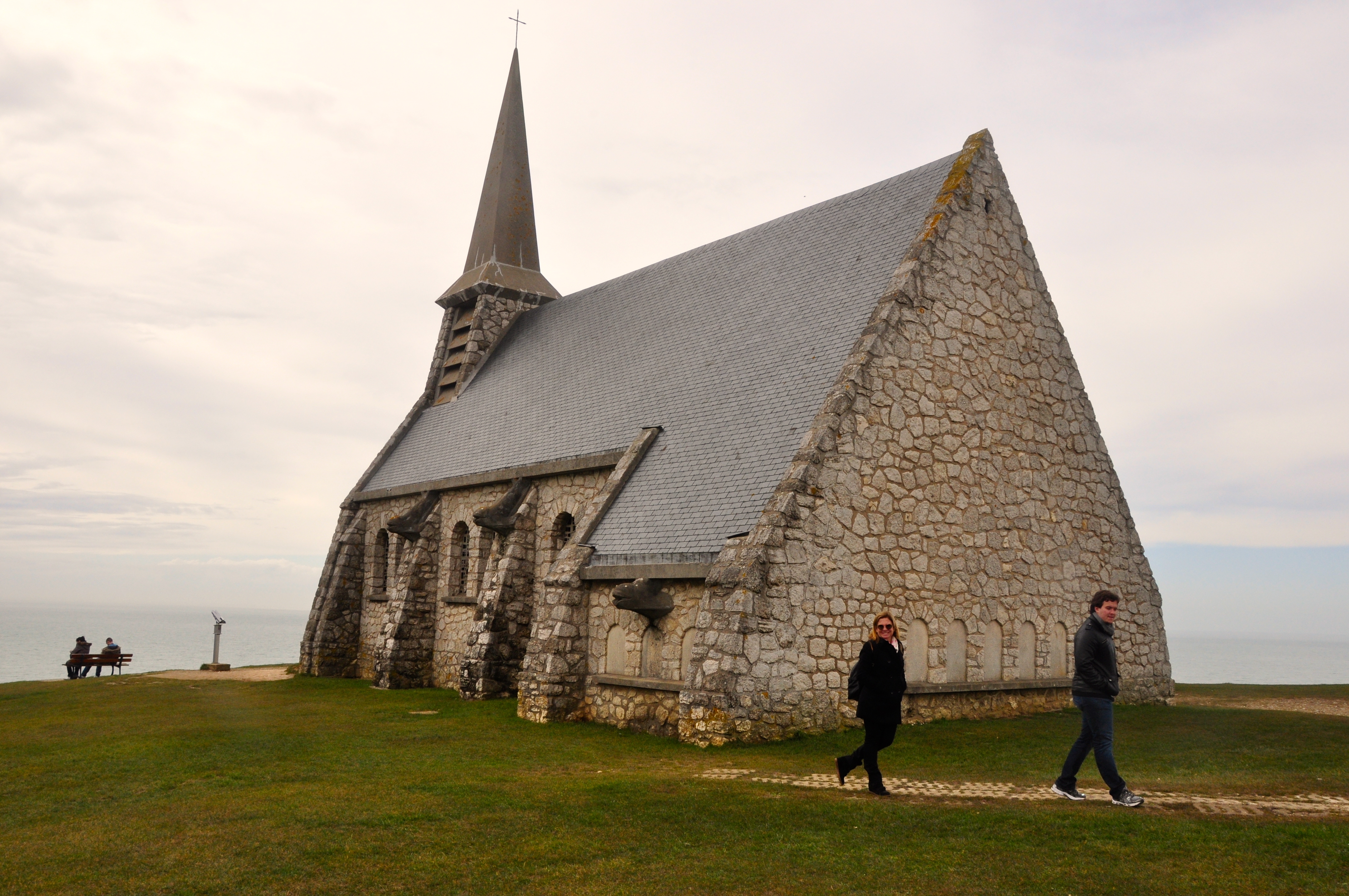 A capela no alto do morro de Etretat.