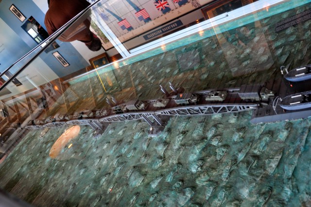 Maquete das pontes que desembarcavam os equipamentos.