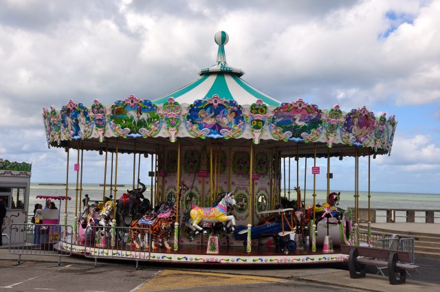 Carrossel na praça principal de Arromanches