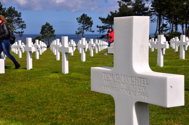 As cruzes são identificadas com os nomes dos soldados mortos.