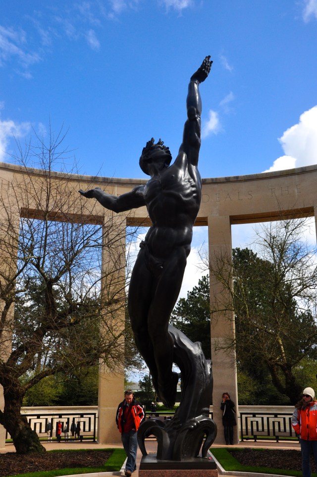 Escultura na entrada do memorial aos soldados mortos na guerra.