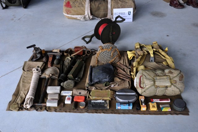 Utensílios da mochila dos para-quedistas.