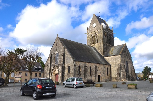 A igreja na praça central de Sainte Mére Eglise.