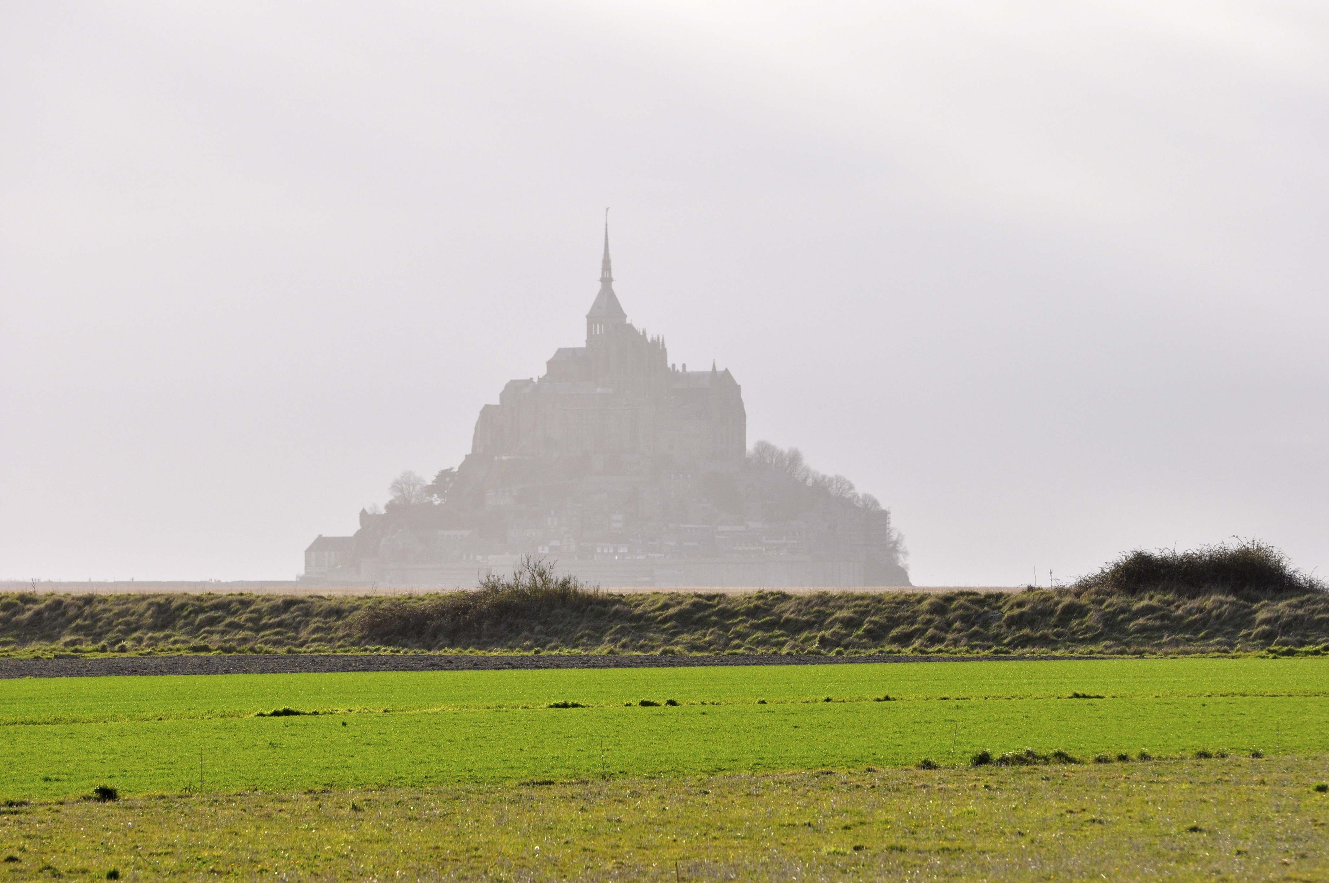 O Monte envolvido pela bruma da Normandia.