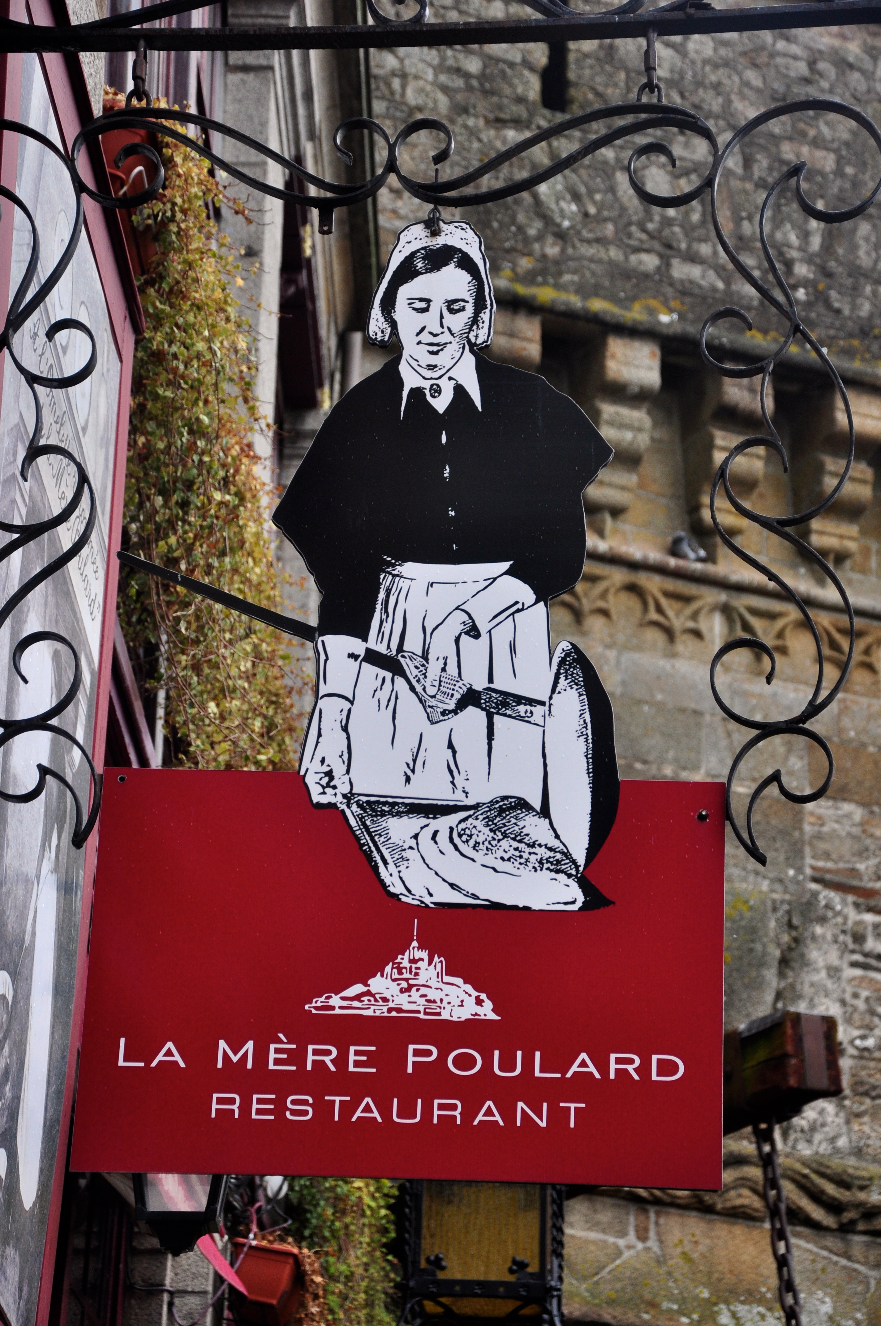 Restaurante La Mère Poulard, caro e não muito bom.