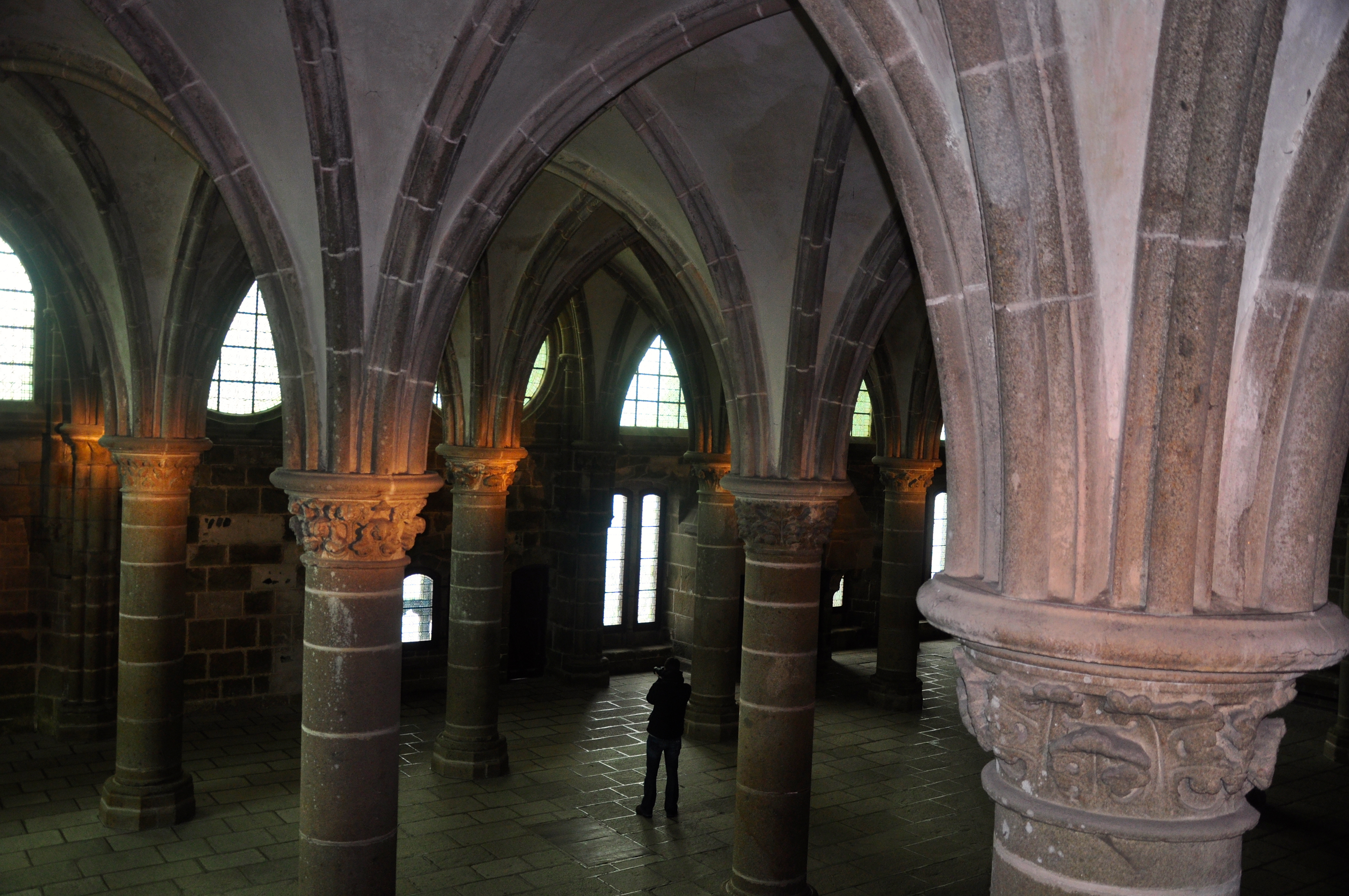 Os arcos góticos sustentam a estrutura da abadia.