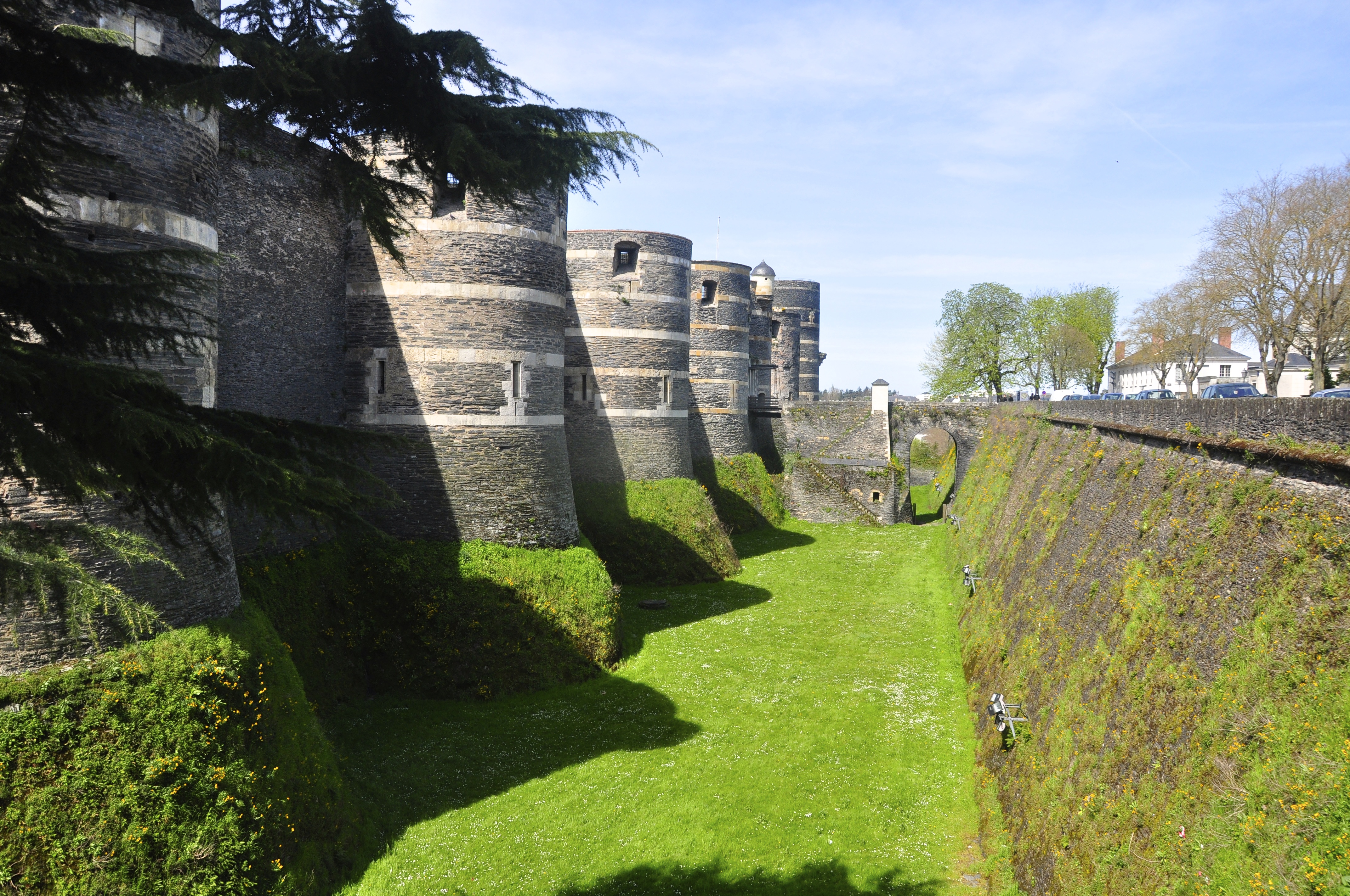 Os fossos cercam o Castelo de Angers