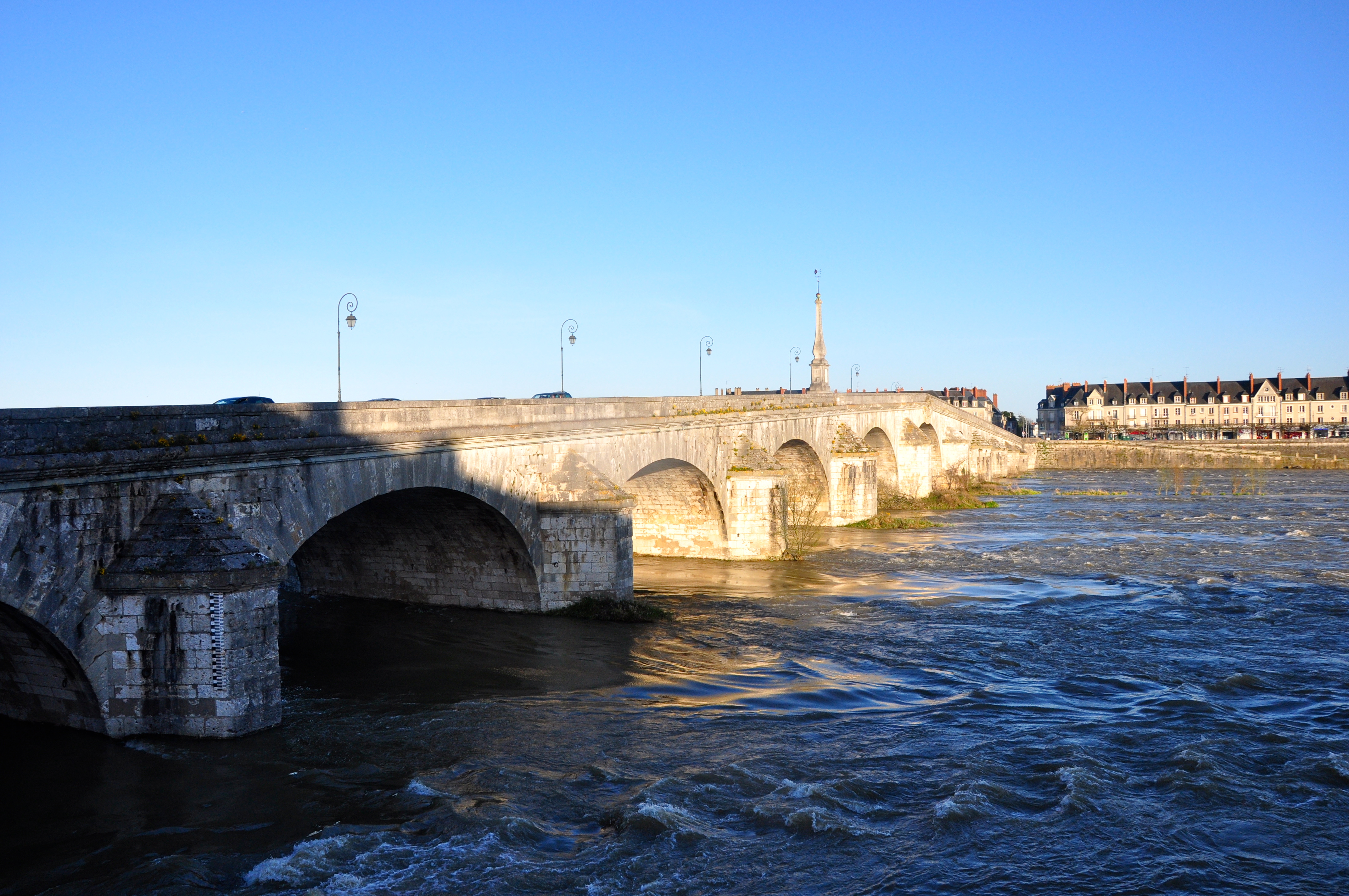 Ponte sobre o Rio Loire em Blois