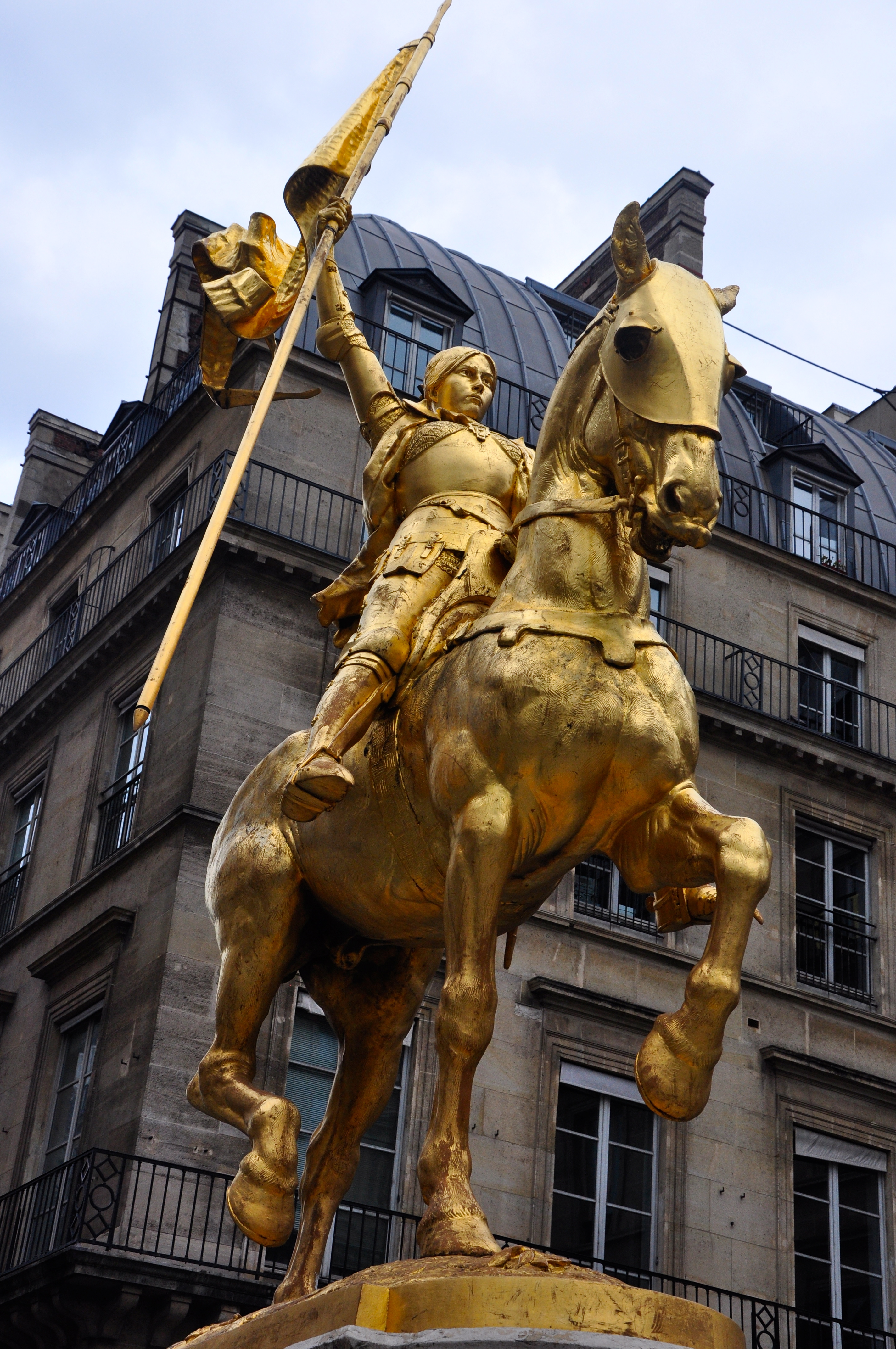Estátua de Joana D'Arc em Paris - A heroína da França.