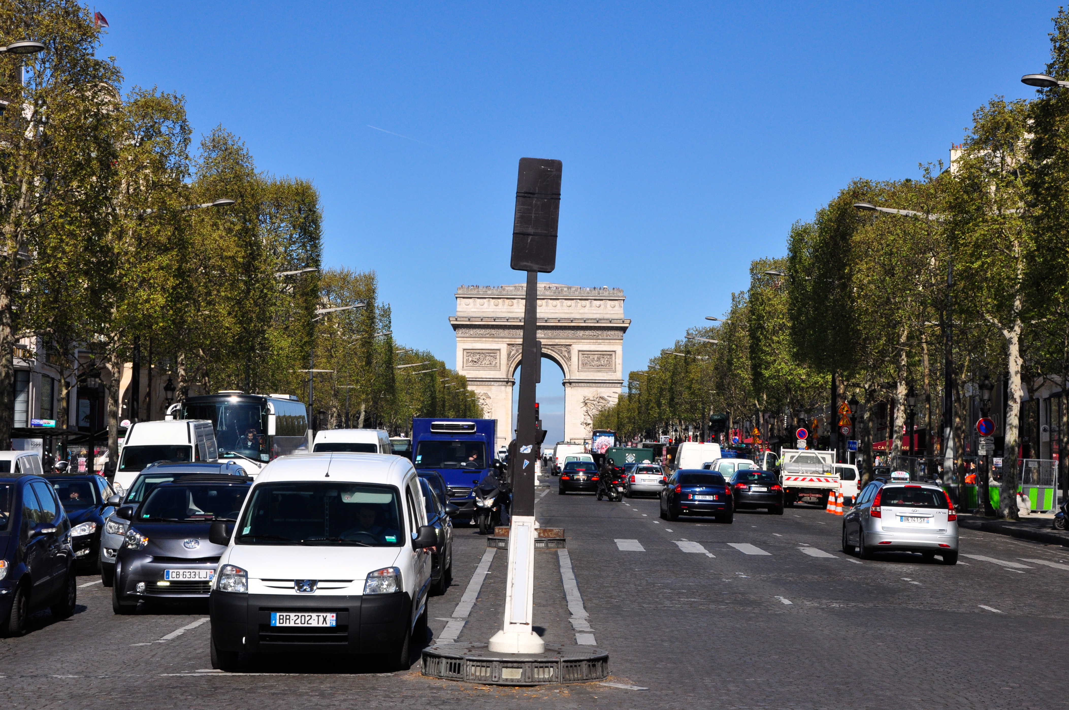 As principais avenidas convergem para o Arco do Triunfo.