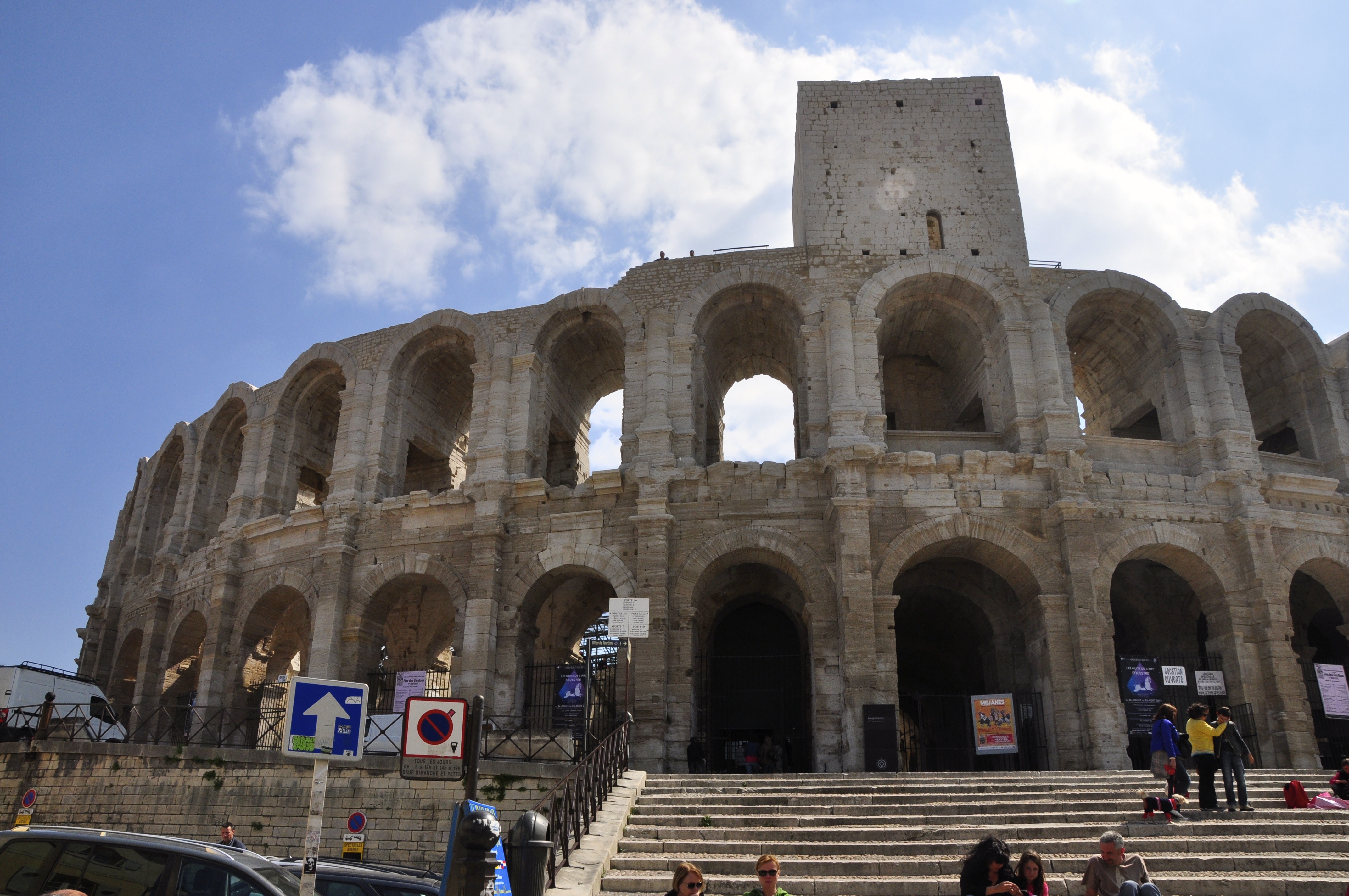 As colunas de sustentação do anfiteatro romanoAs colunas de sustentação do anfiteatro romano