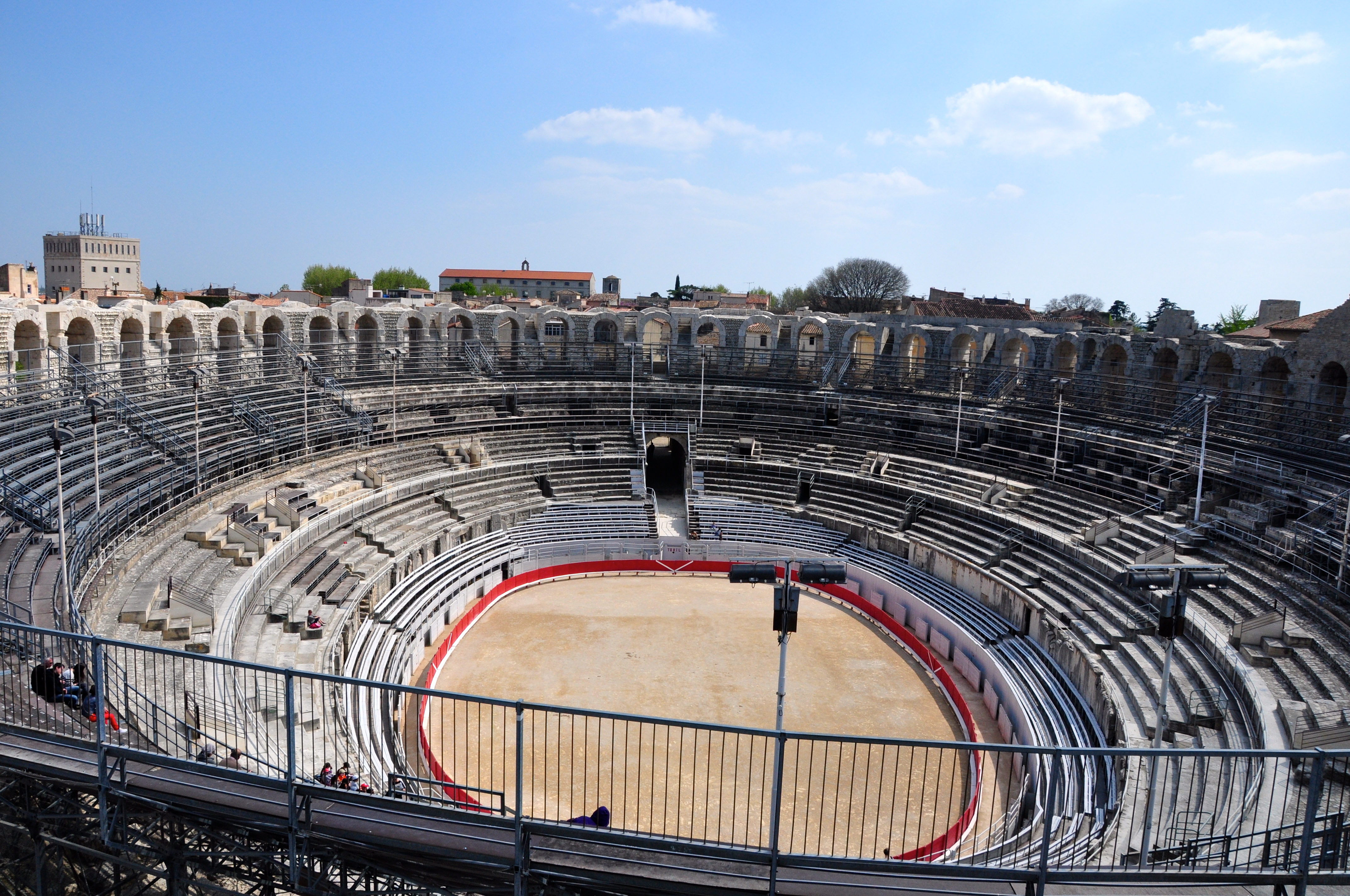 O anfiteatro romano de Arles.
