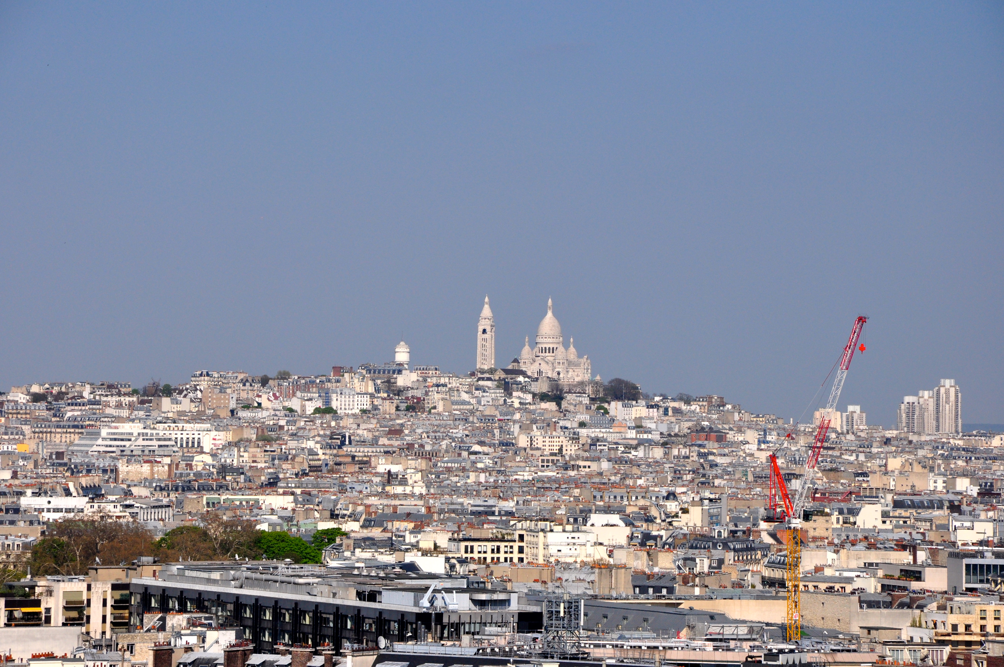 Vista panorâmica de Paris com a Basílica de Sacré-Coeur ao fundo