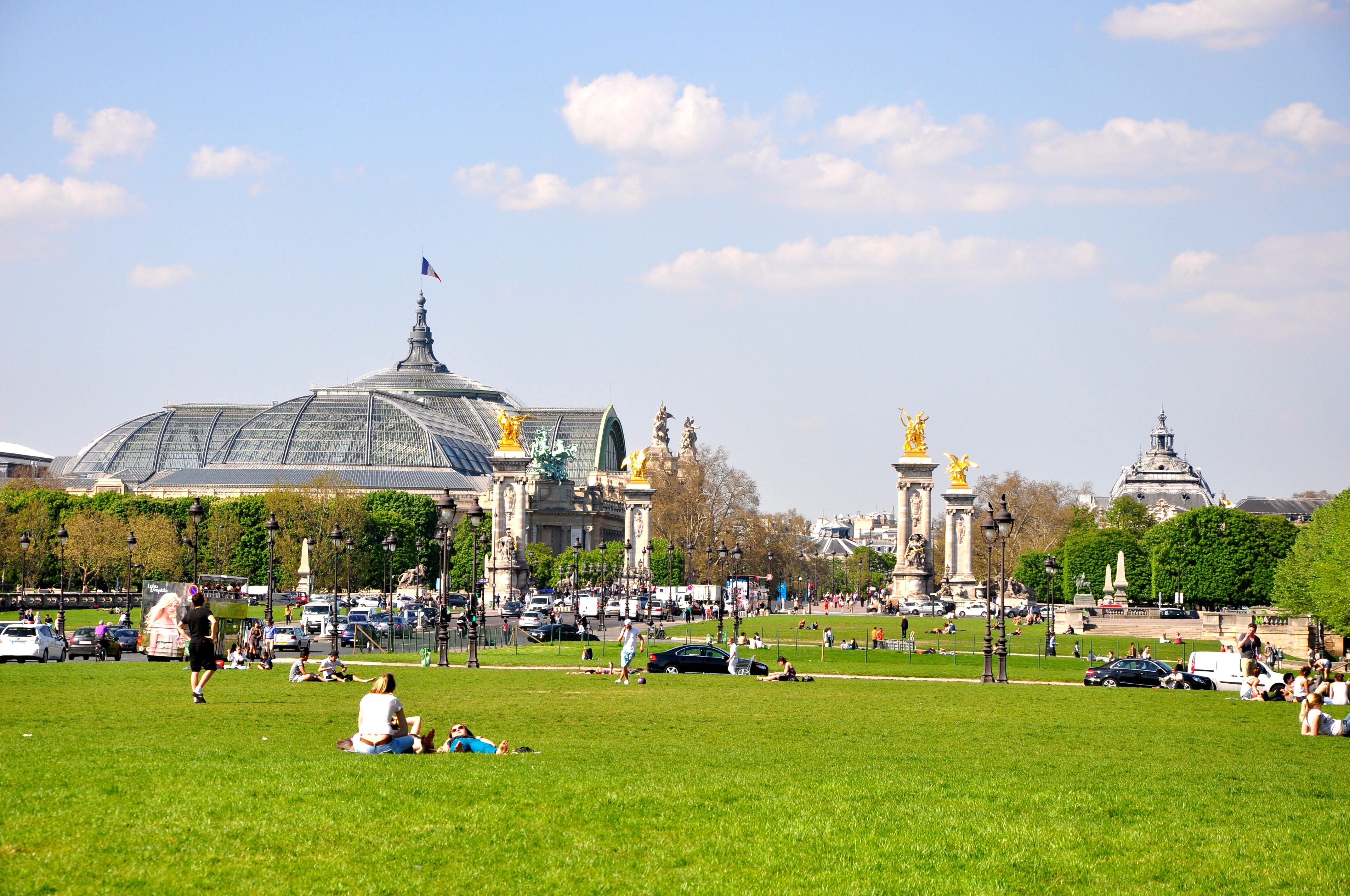 A Esplanada des Invalides com a Ponte Alexandre III ao fundo.