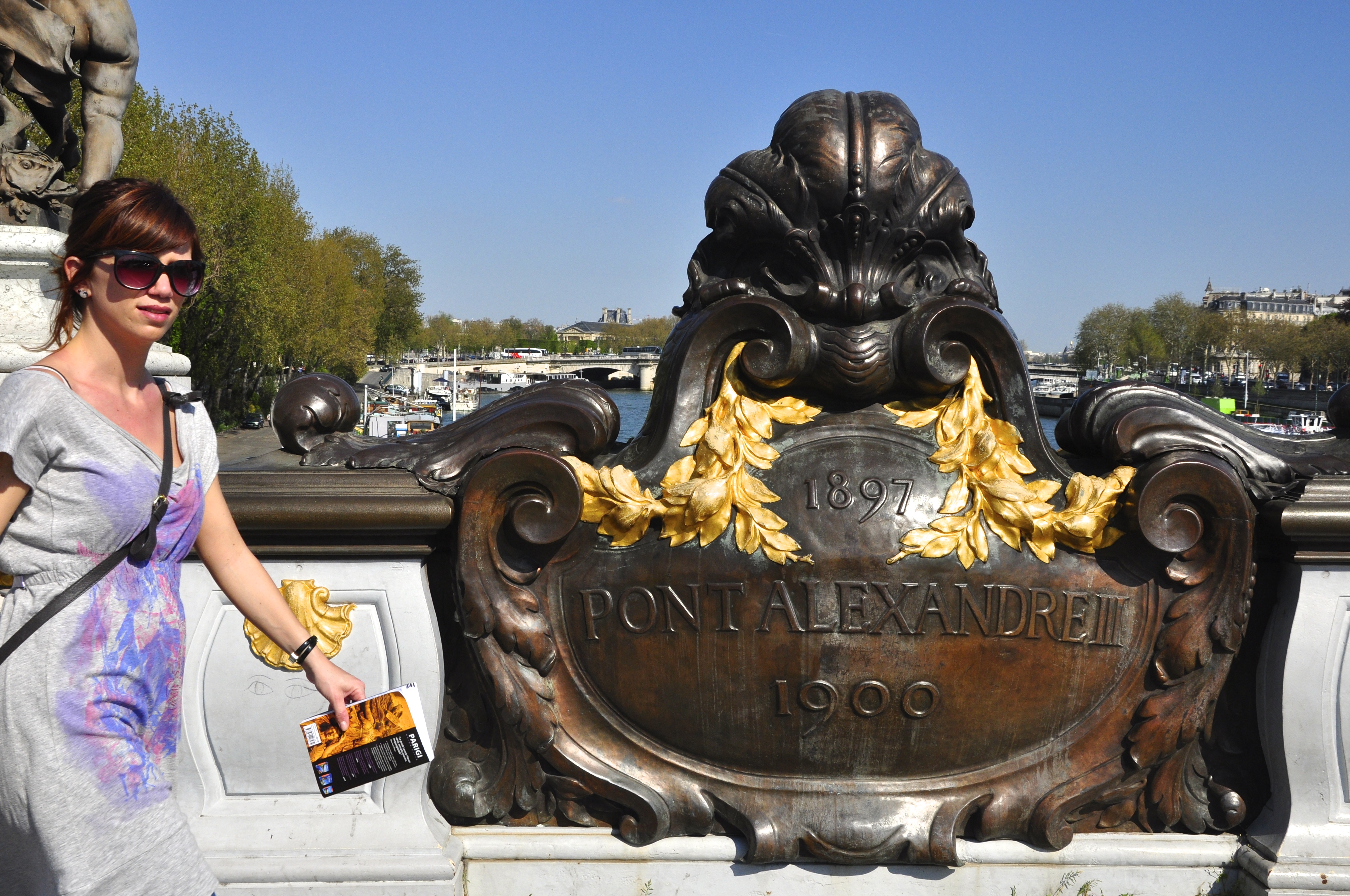 A placa comemorativa da Ponte Alexandre III
