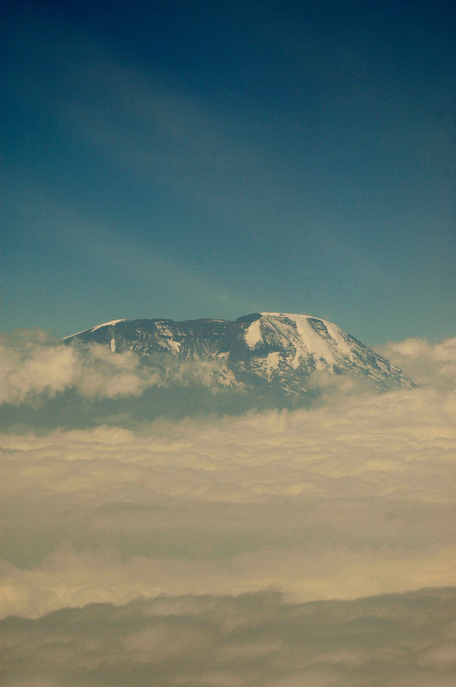 O Kilimanjaro emergindo das nuvens.