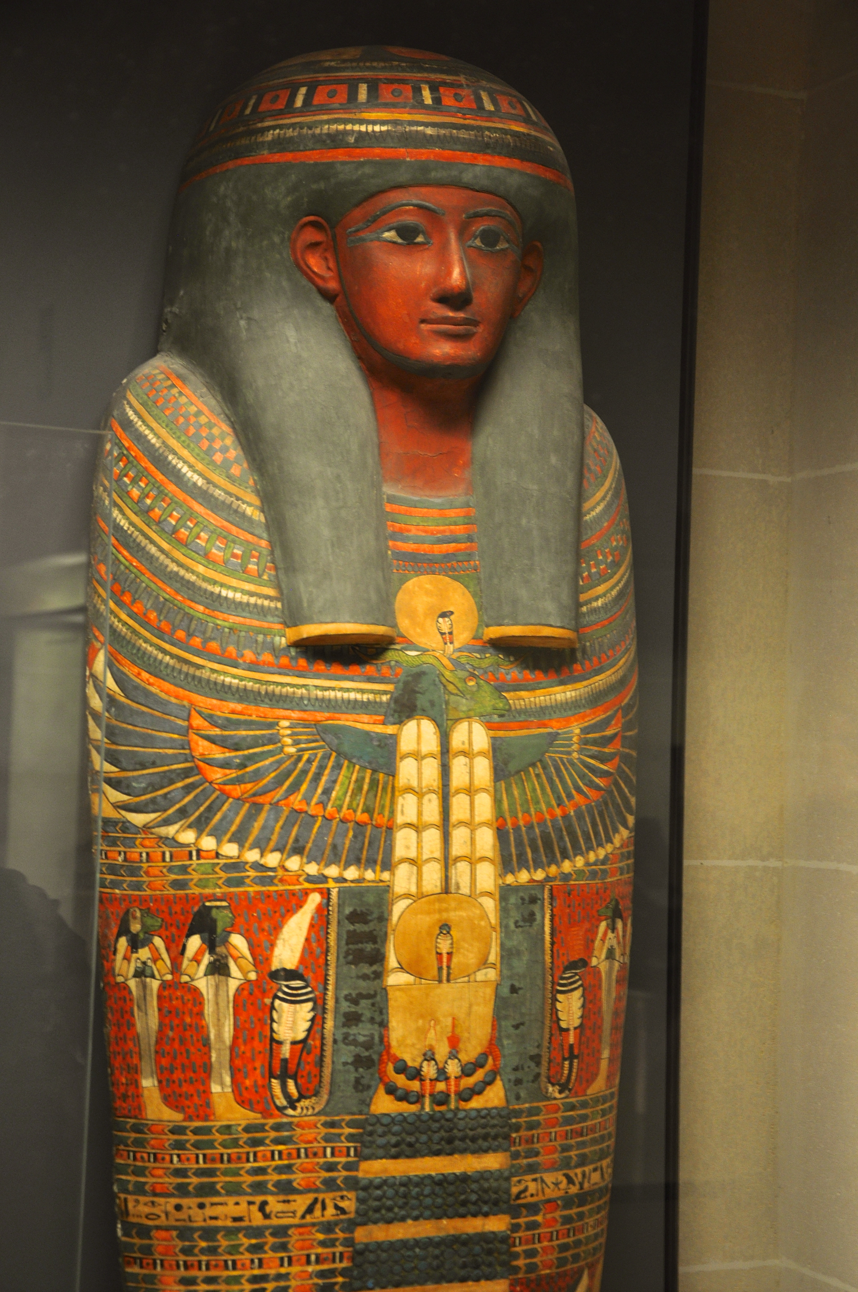Sarcófagos ricamente decorados no Museu do Louvre.