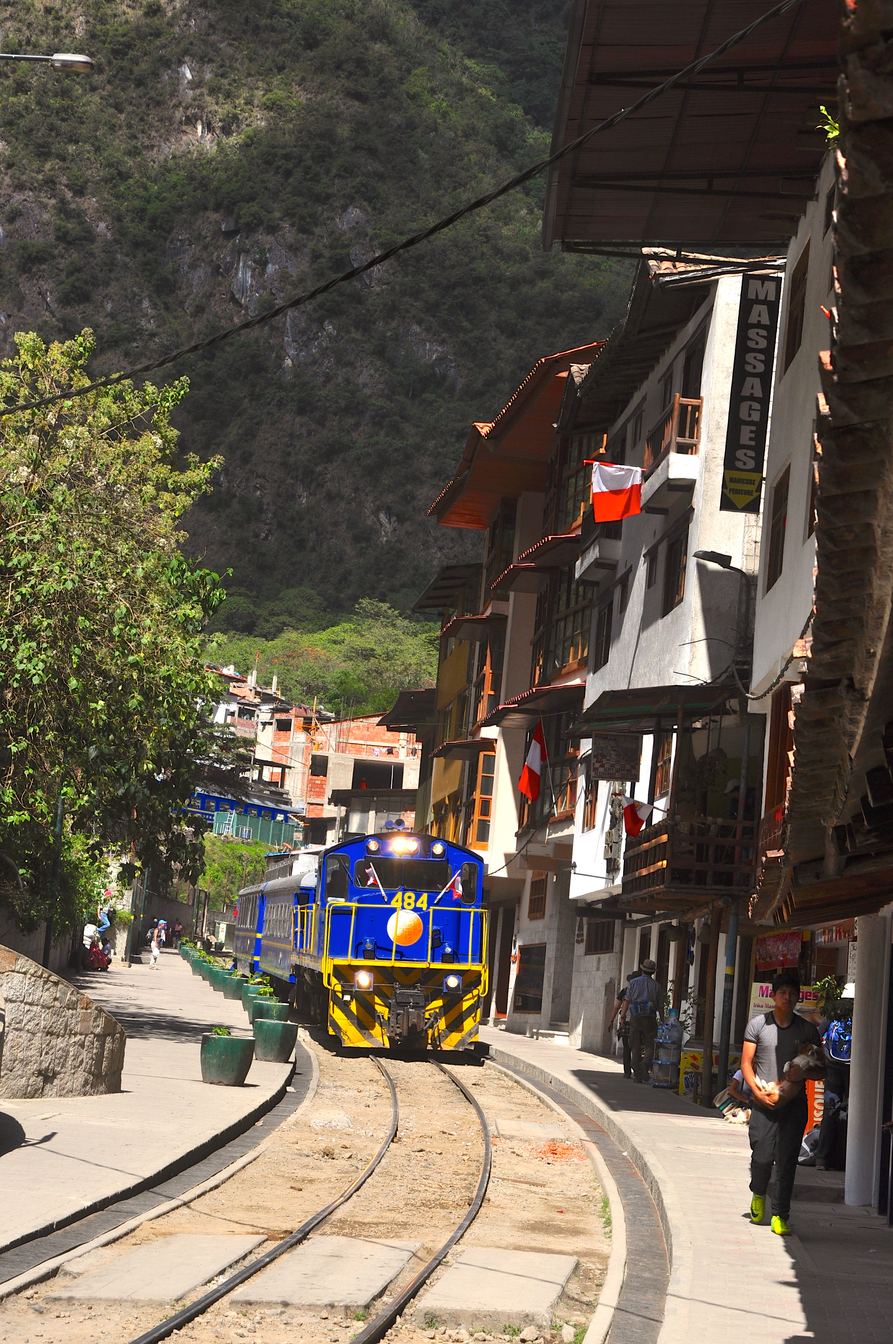 O trem Vistadome chegando a Águas Calientes