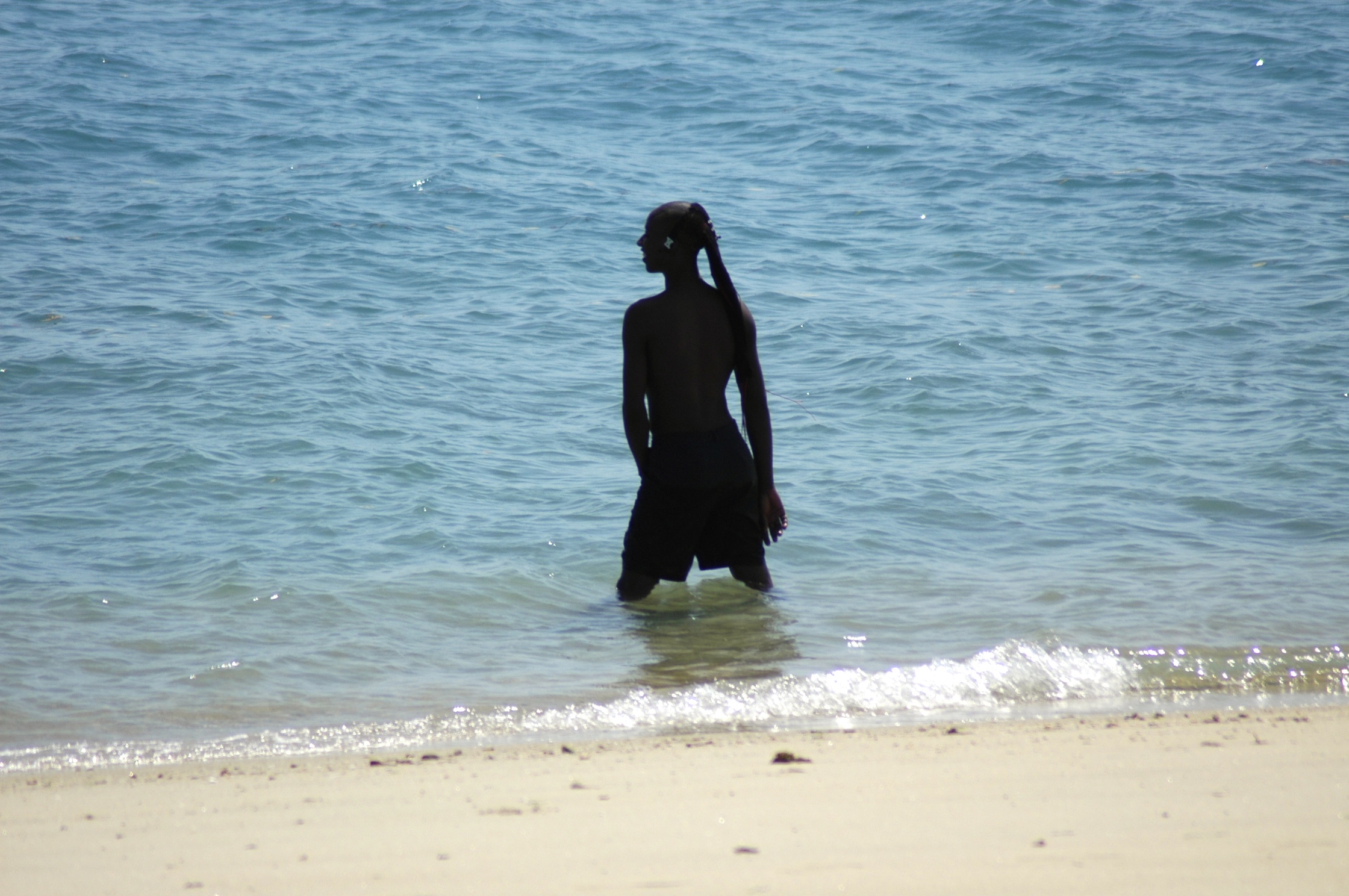 Jovem Masai tomando banho de mar em Zanzibar.