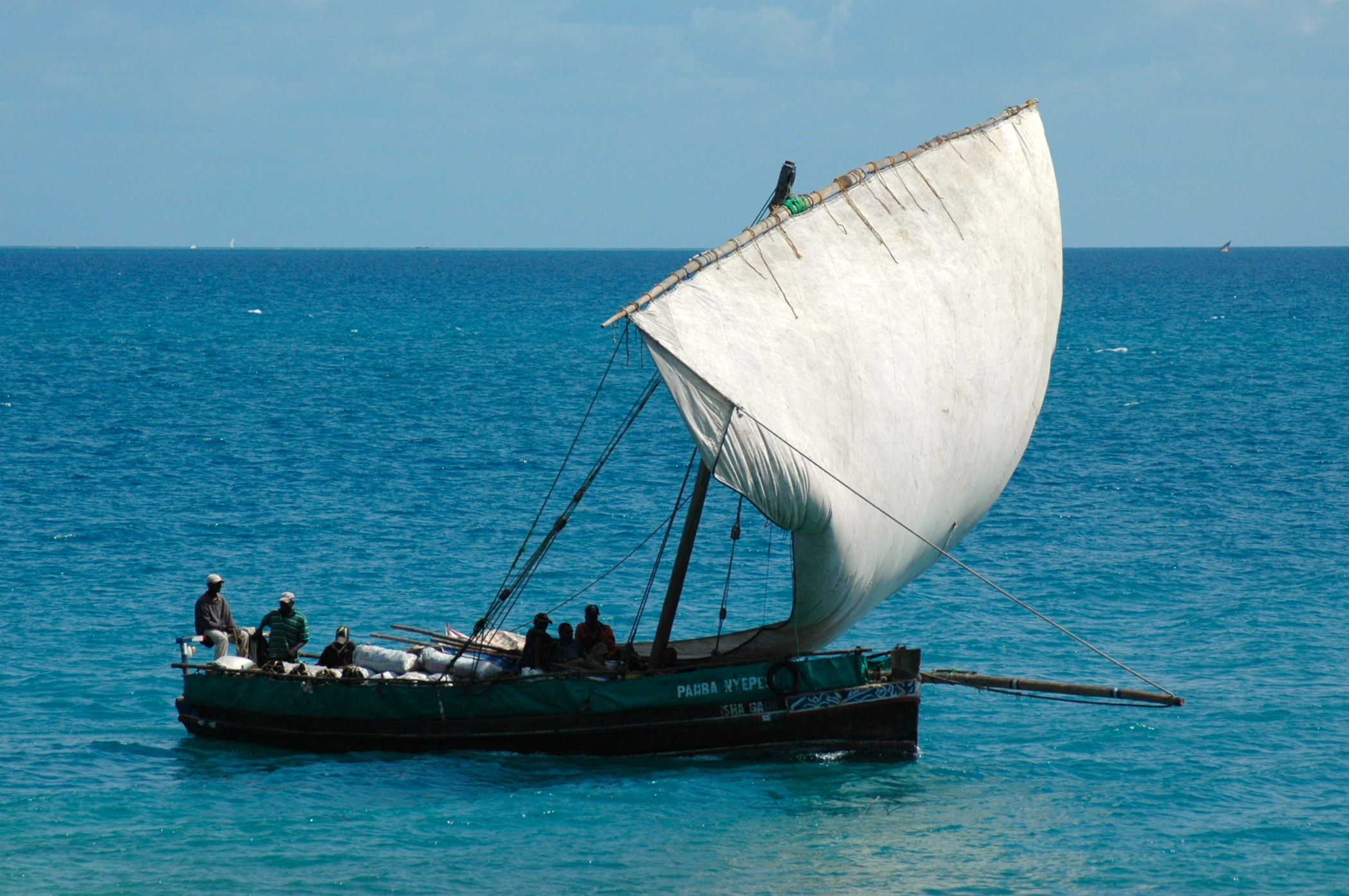 O sobe e desce dos barcos no porto de Zanzibar.